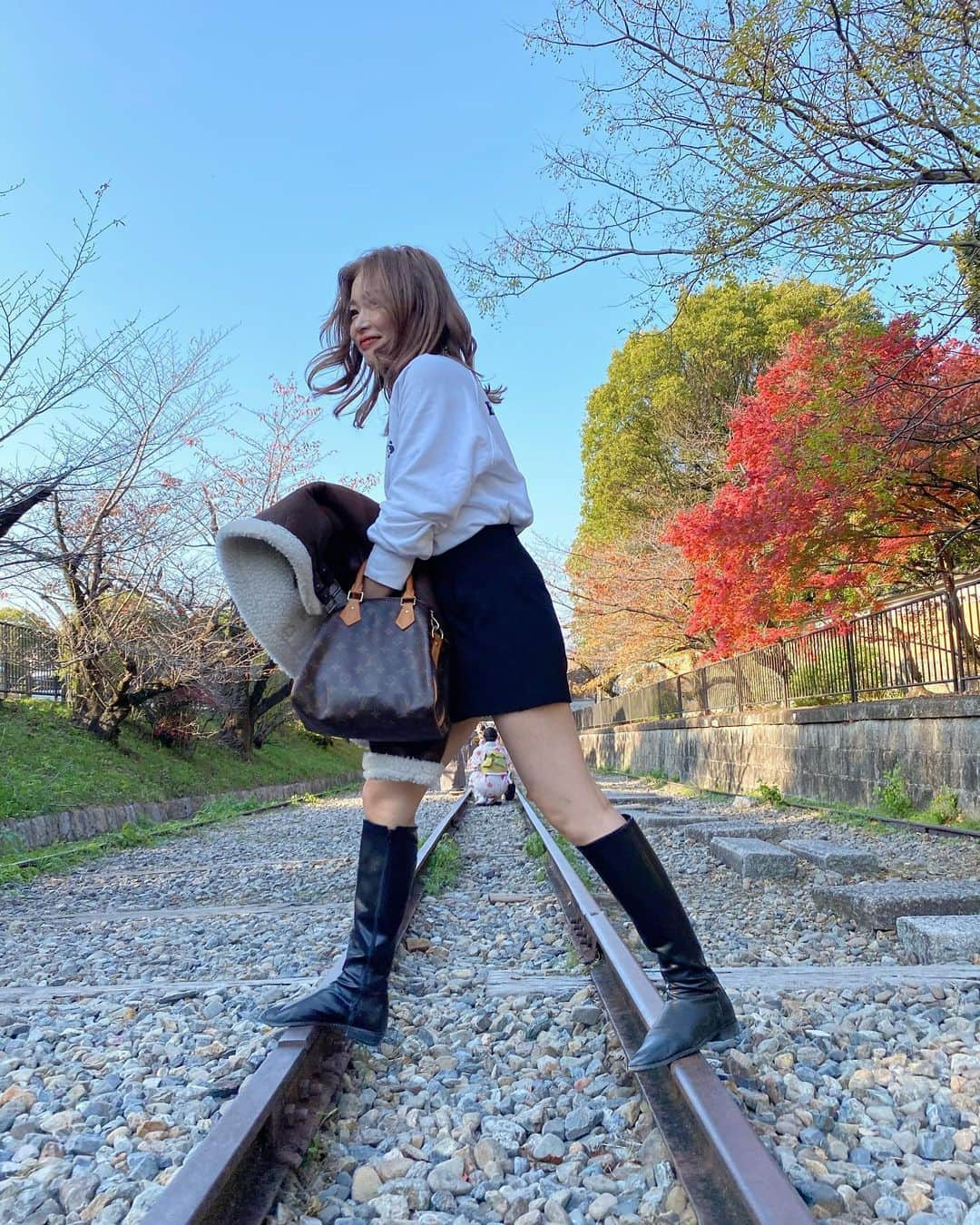 高田茉実さんのインスタグラム写真 - (高田茉実Instagram)「すこしだけ京都では 紅葉みれた🍁 tops @lilou__official  outer @lilou__official  boots @lilou__official  bag @louisvuitton   着用アイテムは本日21:00から 再販します◎」11月19日 20時38分 - __mamico