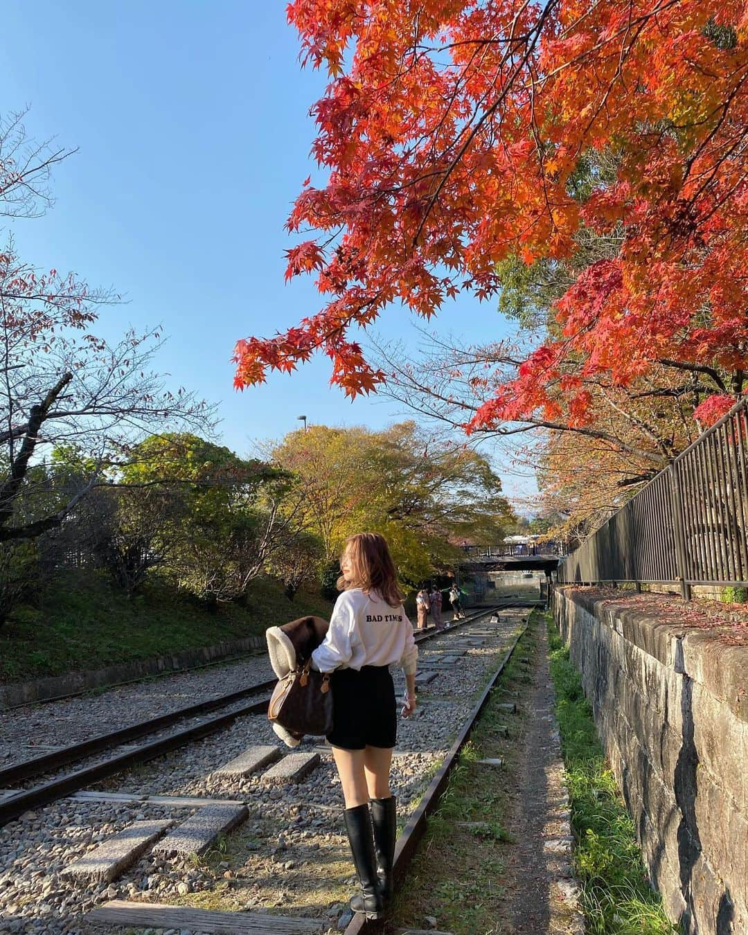 高田茉実さんのインスタグラム写真 - (高田茉実Instagram)「すこしだけ京都では 紅葉みれた🍁 tops @lilou__official  outer @lilou__official  boots @lilou__official  bag @louisvuitton   着用アイテムは本日21:00から 再販します◎」11月19日 20時38分 - __mamico