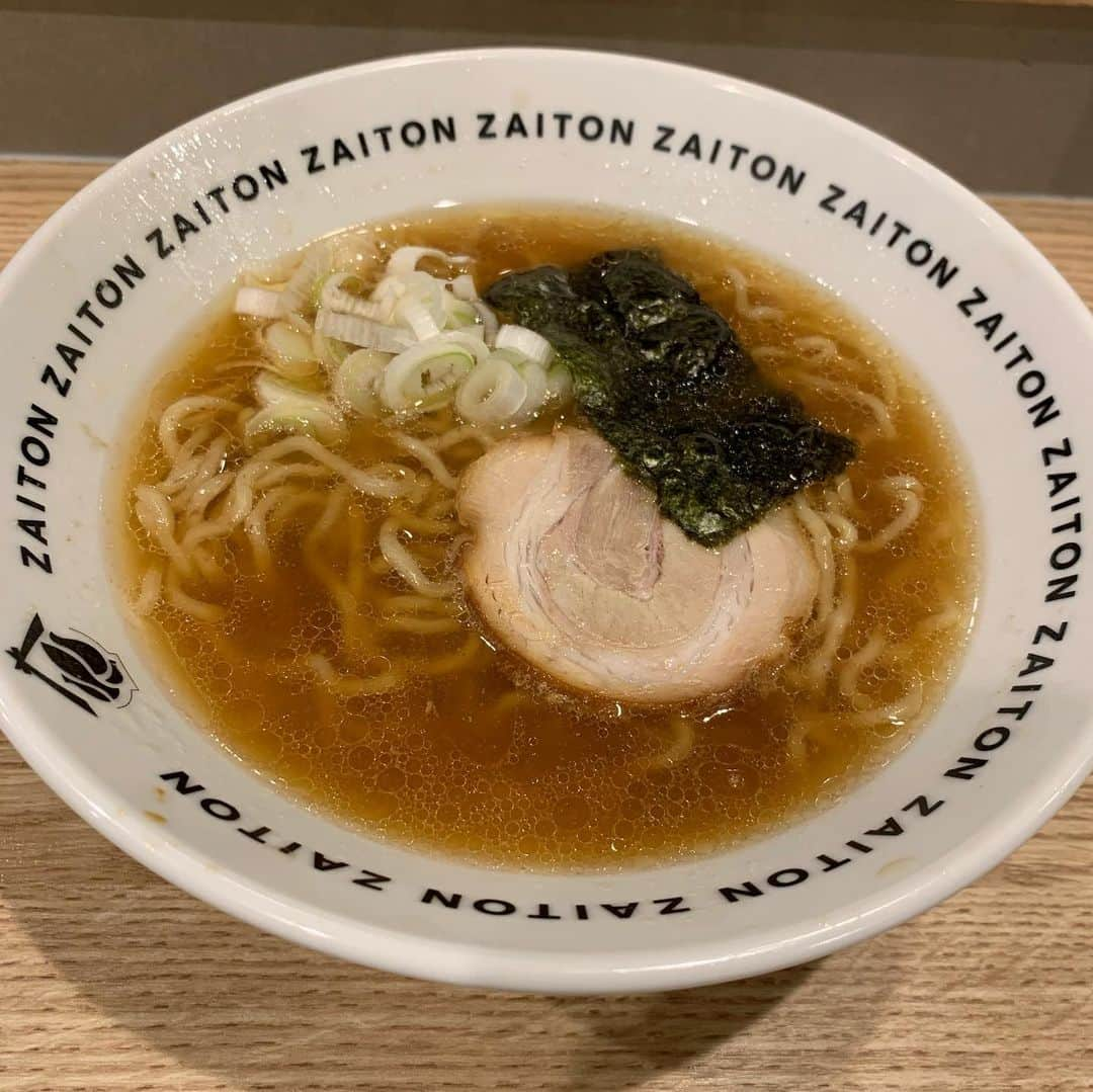 梅田啓介さんのインスタグラム写真 - (梅田啓介Instagram)「最近食べた福岡のラーメン  どれがどこだか全部は覚えてませんが、 1枚目は月光軒 2枚目はKOMUGI 3枚目は店名不明で、背脂生姜そば  4枚目はマメヤ中華そば 5、6枚目は不明 7枚目はニシムラ麺 8枚目はふくちゃん 9枚目はぢどり屋トリコ 10枚目は不明  最近はふくちゃんの支那そばが一番すきです。 2番目は背脂生姜かな。  #福岡醤油ラーメン」11月19日 20時39分 - kskume