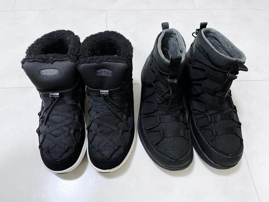 EMIのインスタグラム：「⭐︎ 今年の冬は家族みんなで @keen_japan のブーツ✨ もちろん全員ブラックで♡ 右はパパ、左が私、2枚目が娘 娘のはマジックテープで脱ぎ履きしやすい‼️ そしてモコモコが可愛い〜😍 早く寒くなぁ〜れw #keen #ブーツ」