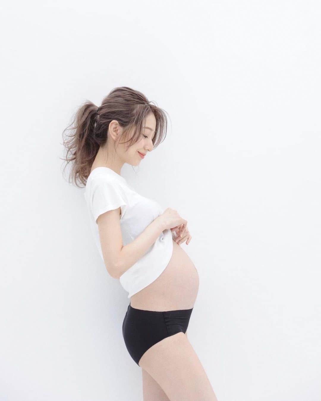松尾 瞳のインスタグラム：「載せるタイミングを失ってたマタニティフォト、、せっかく素敵に写真を撮っていただいたので今更だけどアップします🤰🏼🤍このお腹からチビが出てきたなんて今でも不思議、、、👶🏻🌱  photo / @t.nagatani  hair / @yu_kihair   #マタニティフォト」