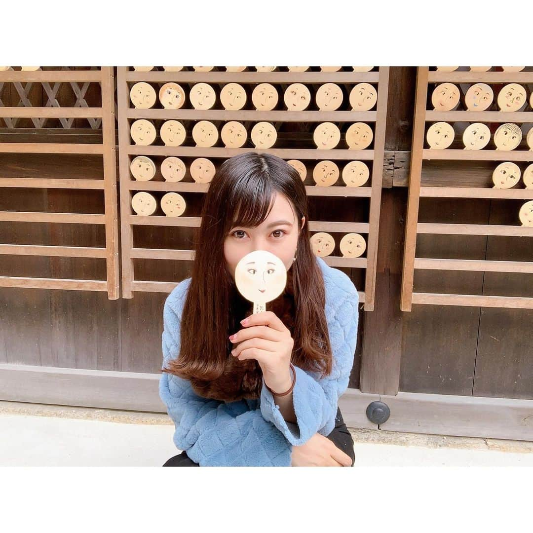 安蒜幸紀のインスタグラム：「. ✈︎Kyoto . 下鴨神社内の河合神社❁ こちらの絵馬は ちょっと変わっててかわいい♡ . 自分のメイク道具で メイクして願いを込めます💄 . 自分でメイクしてあげると 愛着が湧くなぁ☻ 似てるかな？笑 . #京都#京都観光#京都旅行#京都旅#神社#神社巡り#河合神社#下鴨神社#メイク#メイク道具#絵馬#kyoto#trip」