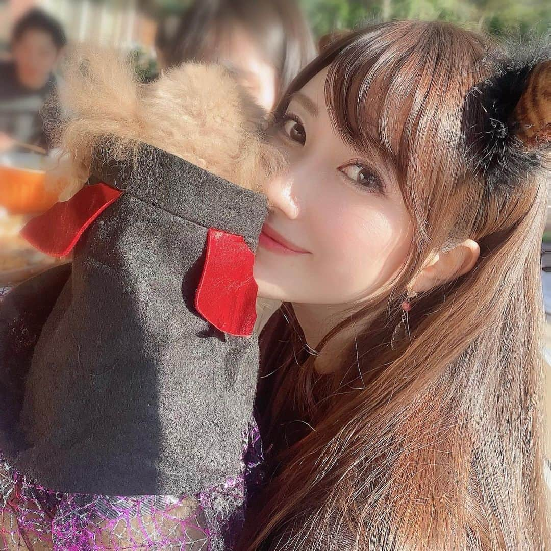 佐倉知里のインスタグラム：「Halloween BBQ 😈 . 今年も @ricos_bbq 邸で😋 毎度のおもてなし凄いです🥺👏🏻 . こうやって大人になっても集まれるって 幸せなことだなぁ♡ . . #時差すぎ投稿 #12歳から一緒 #個性強すぎ #品女 #この日の為に黒の洋服購入 #もうすぐクリスマス #ハロウィン投稿 #BBQ#おうちBBQ」