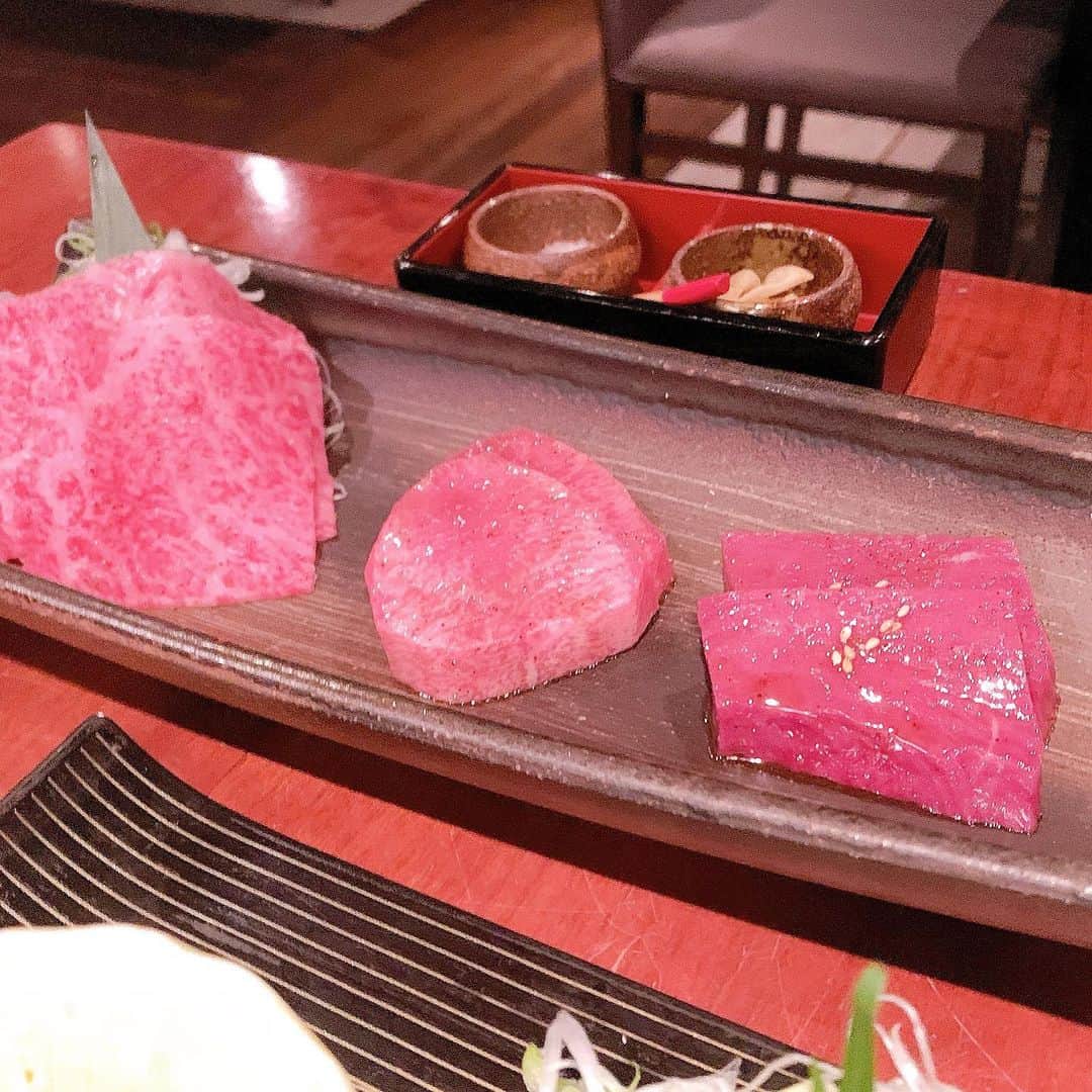 ゆうめろさんのインスタグラム写真 - (ゆうめろInstagram)「・ ・ 南青山にある焼肉の有名店 【よろにく】に行ってきたよ~🥩❤️ 大好きな焼肉を堪能できて幸せなり😚💗 脂っこすぎなくて食べやすくて口の中でとろけた〜 やっぱり焼肉しか勝たん！ ・ #よろにく #焼肉大好き #肉スタグラム  #東京グルメ #グルメ女子 #グルメスタグラム」11月19日 20時36分 - yk.o0