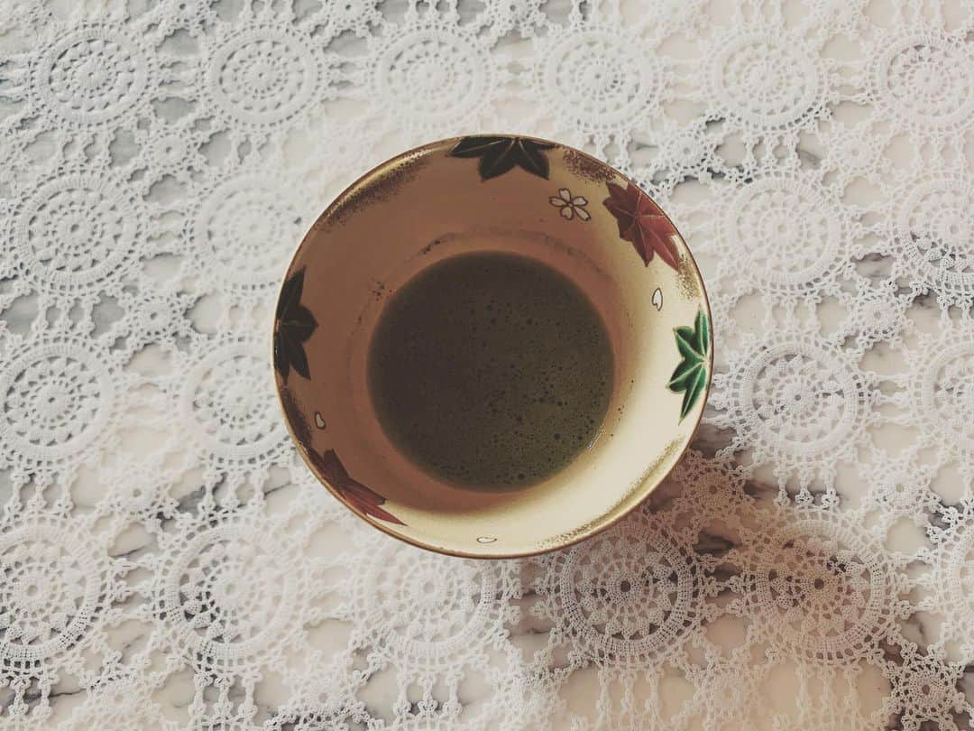 山本真由美さんのインスタグラム写真 - (山本真由美Instagram)「. . 🍵💚🍃 . .  #茶道 #花道 #器 #お稽古　 #japan #culture #teaceremony  #likeforlikes #松樹千年翠  #掛軸 #tea #maccha #お抹茶 #禅 #禅語 #zen #茶菓子  #season #開炉 #椿 #flower  #胡桃 #お手前　 #立礼 #裏千家」11月19日 20時36分 - mayumi_yamamoto.official