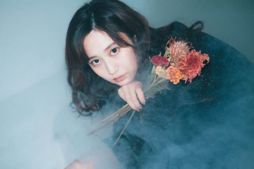のインスタグラム：「. . 💐 . .  #portraitmood #reco_ig #jp_mood #igersjp #as_archive #screen_archive #photo_of_the_day #immaginory #photosessions #sietebrian #portraits_chile #snowingfeelings #visualarg #closeup_archive #hueart_life #justaportrait   .」