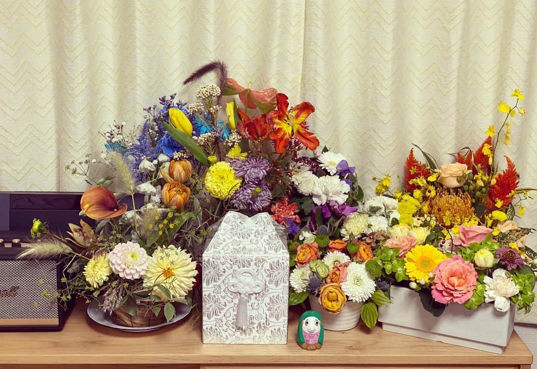 のインスタグラム：「※ なごむに たくさんのお花が届きました。  みなさん 本当にありがとうございます。  画像のアマビエは なごむの旅立ちのお手伝いをしていただいたお寺から連れて帰ってきました。  かわいい。  #でも #なごむのほうがもっとかわいい」