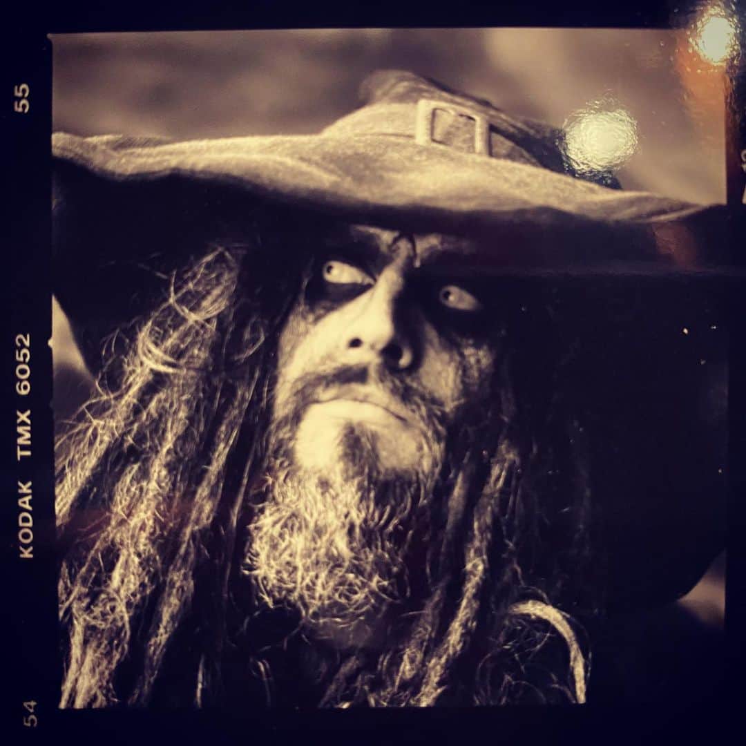 ロブ・ゾンビのインスタグラム：「Outtake from the Hellbilly Deluxe photo shoot back in 1998. Anybody buy that record back then? I did a whole bunch of in- stores at these ancient museums called record stores. Man, that was such a different time. Thousands of kids at an in-store appearance. Crazy! #robzombie #hellbillydeluxe #throwbackthursday」