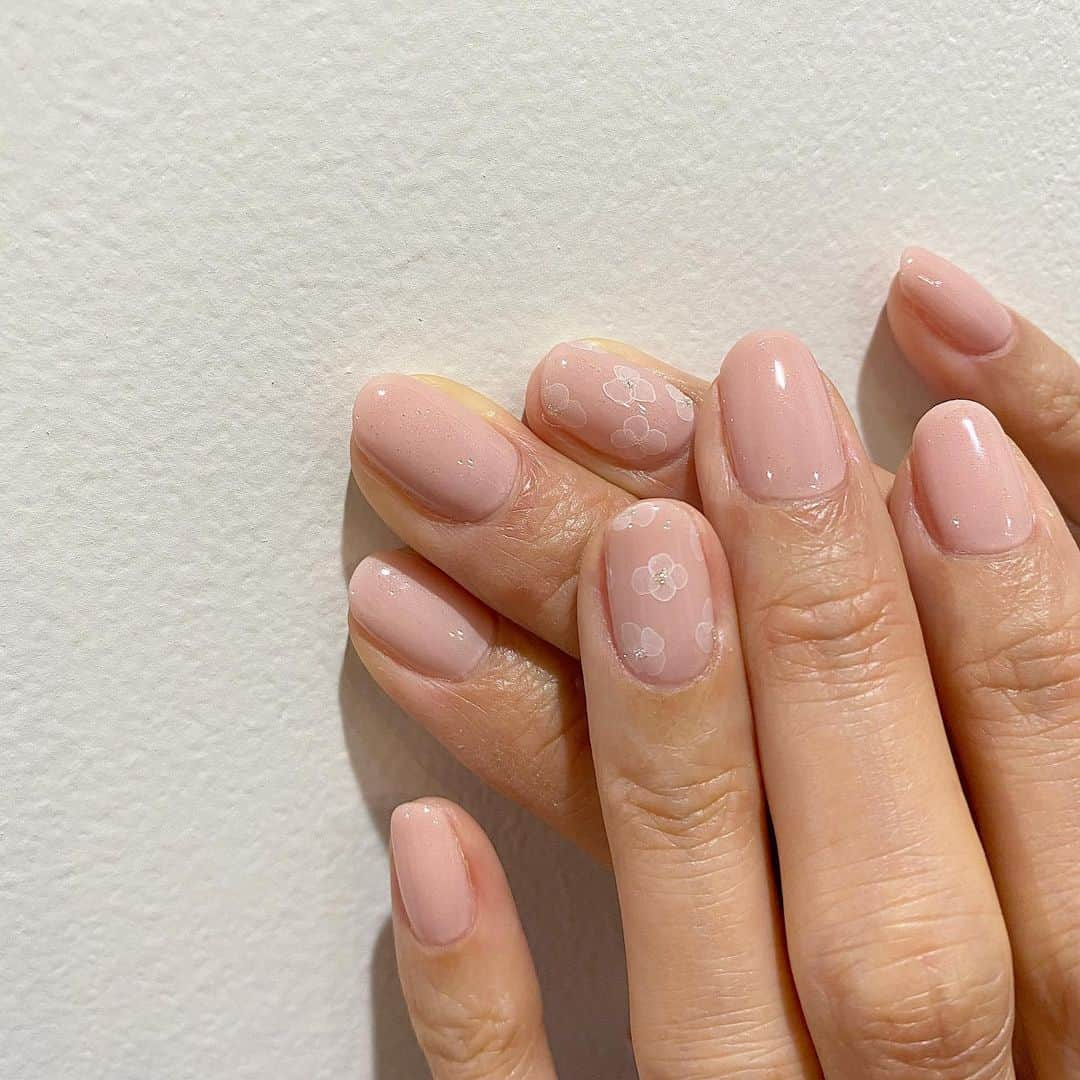 Kana Kobayashiさんのインスタグラム写真 - (Kana KobayashiInstagram)「#ワンポイント #シンプルネイル #ネイル #nails #小花 #花ネイル」11月19日 20時40分 - anela_kana