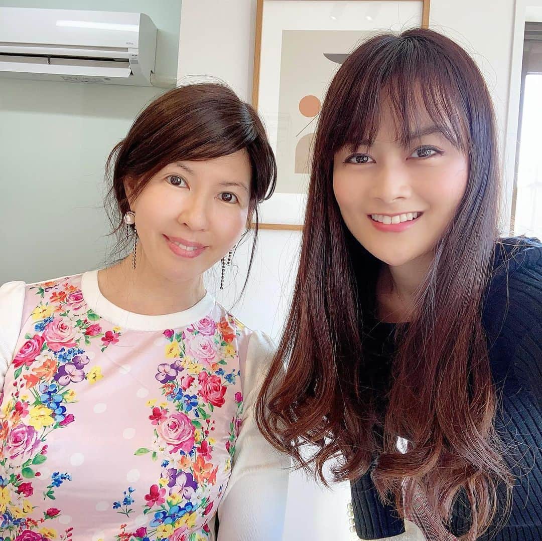 のインスタグラム：「先日、オーダーメイドウィッグナチュレーヌの﻿ 試着体験に @shin_kuroobisan さんが来てくれました😊✨﻿ ﻿ ウィッグの綺麗さに感動してくれて﻿ すごく嬉しかったです🥰💕💕﻿ ﻿ 分け目タイプと全体用（バックシャン）タイプを﻿ 試着してくれました✨✨﻿ ﻿ どっちもお似合いで素敵でした❤️﻿ ﻿ アップスタイルもウィッグを使うと﻿ ふんわり感が出しやすかったり、﻿ 前髪も作れたりして楽しめます💕﻿ ﻿ ウィッグの楽しさを知っていただけました❣️﻿ ﻿ 髪のボリュームだけでなく﻿ 簡単に美髪に見せることができるので﻿ 便利アイテムなんですよー😃✨﻿ ﻿ お気軽に試着しに来てみてくださいね😊😊💕﻿ https://natureine.com/ ﻿ #ナチュレーヌウィッグ #オーダーメイドウィッグ #部分ウィッグ #ヘアピース #ウィッグ #試着 #美髪 #ヘアアレンジ #ツヤ髪 #薄毛 #白髪隠し #アンチエイジング #エイジングケア #ヘアケア #美容オタク #美意識高い人と繋がりたい #美意識向上 #起業女子 #女社長 #自営業 #ordermade #japanesewig #wigs #japanesebeauty」