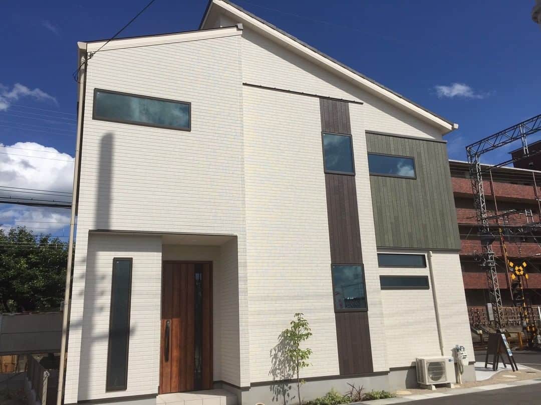 京都建物のインスタグラム：「★☆★2色の木目のｱｸｾﾝﾄｇで外観にめりはりを★☆★ こちらは2色の木目でｱｸｾﾝﾄを入れています✨ 2色で同じデザインの木目も色味が変わると、印象が変わりますね☺ 誰でも外から見える部分になるので、こだわっていきたい部分の一つです！ あなたの家が世界で一番素敵な場所であるために。 京都建物が“理想のあなたの家づくり”をサポート致します！ まずは、お気軽に京都建物モデルハウス・コンセプトハウスへお越しください♪ きっと、家づくりのヒントが見つかる有意義な時間が過ごせるはずです！ 京都建物の自由設計で理想の住まいを叶えてみませんか？ ギャラリーページはホームページから チェック頂けます◎ ■トップページのURLをクリック■ 【あなたの家それは世界で一番素敵な場所】 --------------------- more phots...:右向き指差し:@kyototatemono_ --------------------- 地震に強く、夏は涼しく、冬は暖かくて住み心地の良い、おしゃれな #マイホーム を建てたい！ 今の住まいを自分の好みに建て替えたい！ そんな方は、ぜひ#京都建物　にご相談下さい ↓プロフィール欄からHPに移動できます。 --------------------- @kyototatemono_ --------------------- お家のあれこれ住まいづくりの ヒントはこちらで随時更新中:びっくり_赤: ↓↓↓ ---------------------- @_kyototatemono_ ---------------------- #京都建物  #京都建物株式会社 #注文住宅  #自由設計  #京田辺新築  #城陽新築 #宇治分譲地 #新築分譲地 #宇治市 #子育て  #住まい  #新築  #新築一戸建て  #暮らし  #ナチュラル  #工務店  #マイホーム計画 #家づくり  #インテリア  #おしゃれな家  #京都分譲地  #外観デザイン #木目 #サイディング #外壁 #緑」