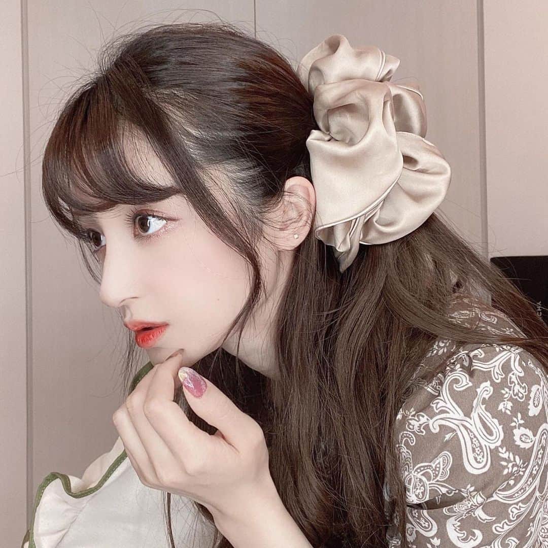 のインスタグラム：「ベージュコーディネート🟫  #Lacus のベージュのペイズリーワンピースにビッグシュシュ着けたら雰囲気が優しげで可愛い  ちゃんとベージュ系のお洋服着たの初めてだったから新鮮で可愛いね🌾  トートバッグはグリーンを使いました👒最後のはブルー🦋🦕 どちらも本当にお気に入りのカラーで、お洋服に合わせて使ってるよ！  髪の毛はサイドハーフアップでシュシュを目立たせました！！  ペイズリー柄お気に入り🏴 @lacus_bynikisakino   #ペイズリー柄 #Lacus #新作 #トートバッグ #キャンバストート #ワンピースコーデ #ペイズリー #ベージュコーデ #ビッグシュシュ #ヘアアレンジ」