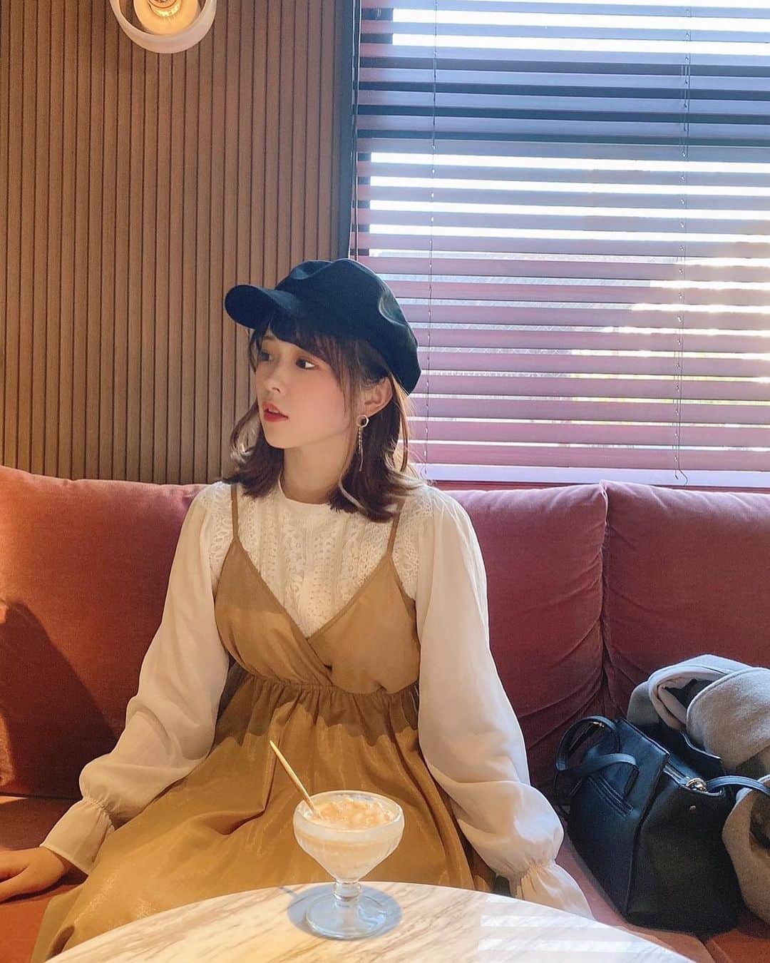 のインスタグラム：「ここのアフォガードとアイスとっても美味しかったのよ🍨☕️ˎˊ˗ . . . . #カフェ巡り #カフェ好きな人と繋がりたい #カフェスタグラム #キャスケット #キャスケットアレンジ #冬服 #秋服 #京都カフェ #hotelshe #アルシーヴ #archive」