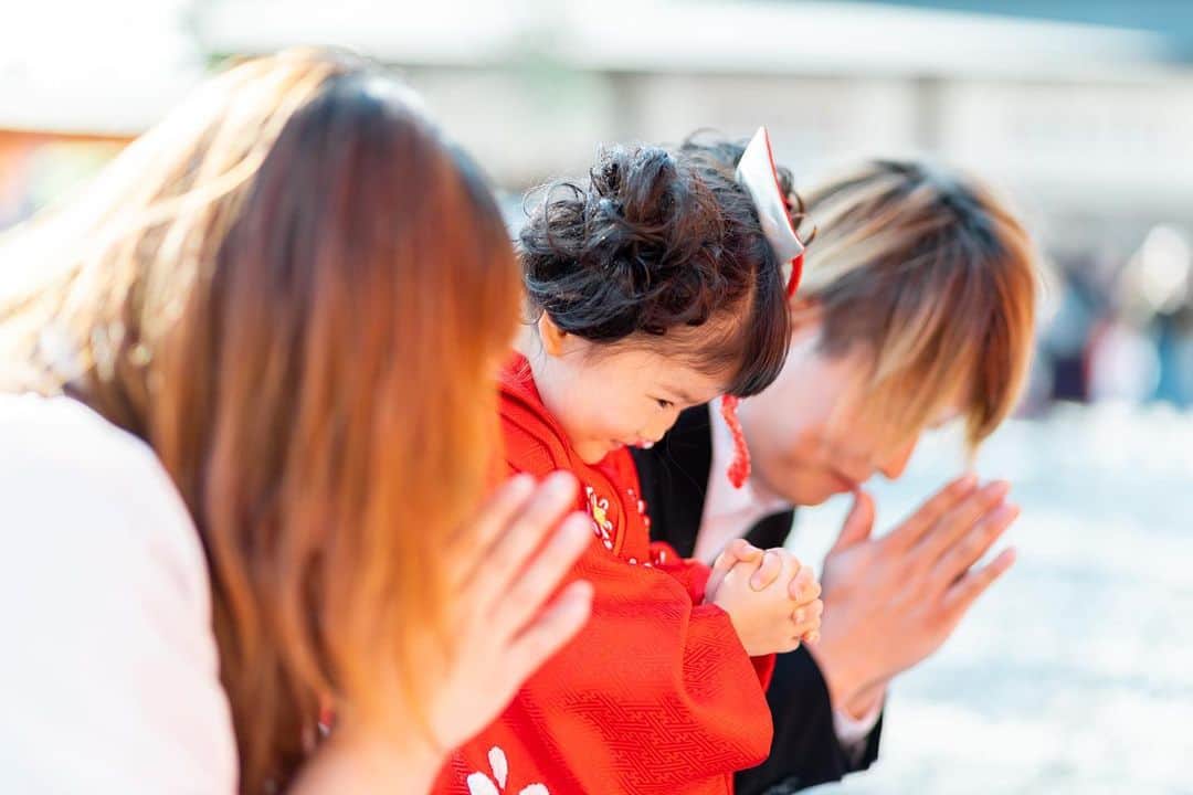 Photream-こどもと家族の成長写真-のインスタグラム：「じょうずにお詣りできました🥰 - 【七五三予約受付中！】 出張撮影で、自然な瞬間をたくさん残しませんか？ お気軽にお問い合わせください☺️ - 【七五三をご検討中の方】 👑1回記念プラン お好きな場所に出張撮影　データ100枚以上のみ　24,800円  👘七五三限定プラン データ100枚以上にフォトブック2冊がついた限定プラン　39,800円　 - 【お宮参りをご検討中の方】 👑1回記念プラン お好きな場所に出張撮影　データ100枚以上　24,800円  💎3回成長プラン　 データ100枚以上×3 　59,800円（2.5回分の料金で3回撮影） 🤰🤱👨‍👩‍👧マタニティやお宮参り、ハーフバースデー、バースデーと家族の成長ストーリーをお得に撮影される方にオススメです✨ - - - #フォトリ #七五三  #家族写真のすすめ  #出張撮影 #ロケーションフォト #関東ママ #関西ママ #七五三撮影  #フォトスタジオ #ママカメラ #新米ママ #七五三3歳  #2020生まれ #インスタキッズ #ママリ #コドモノ #子どものいる暮らし #令和ベビー #女の子ママ #男の子ママ #おしゃれきっず #キッズコーデ #キッズファッション  #ままのて #お宮参り  #女の子ベビー #七五三ヘア  #家族写真 #753」