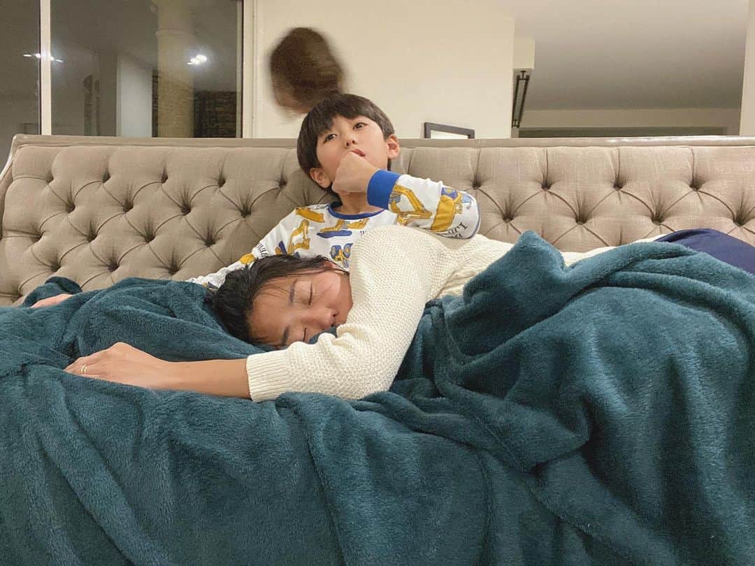 王君萍さんのインスタグラム写真 - (王君萍Instagram)「昨天累了一整天 洗完澡，坐在亞歷身旁跟他說 亞歷媽媽今天好累唷！ 亞歷直接一手懷抱著我，讓我躺在他腿上 雖然小孩的大腿面積很小，躺起來很硬都骨頭😂 但是特別安穩舒服 （本來要錄孩子直接反應的畫面，結果沒準備好，按到連拍照😂）」11月19日 20時46分 - ping7446