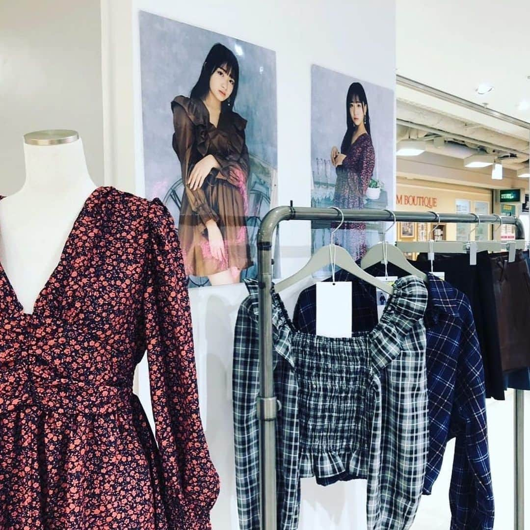 YUJI_MATSUDA_KUNさんのインスタグラム写真 - (YUJI_MATSUDA_KUNInstagram)「【石川翔鈴ちゃんPOP UP SHOP】﻿ ﻿ 翔鈴ちゃんのPOP UP SHOP初日でした！  翔鈴ちゃんがいっぱいのステキなお店になっています✨﻿ ﻿ 皆さんにぜひ見ていただきたいです☺️﻿ ﻿ 【HEP FIVE 来店イベントに関して】﻿ ﻿ ＊POP UP SHOP期間 11/19（木）〜11/24（火）﻿ ＊来店イベント 11/22（日）13:00〜18:00﻿ ・特典内容﻿ ・税込5,500円以上ご購入のお客様﻿ ①2ショット（お客様のスマホ等で撮影出来ます）﻿ ②お客様のお名前入り、石川翔鈴ちゃんサイン入りフライヤープレゼント﻿ ﻿ ＊来店イベント特典に関する注意事項﻿ ・11/19（木）10:00より税込5,500円以上ご購入のお客様に整理券を配布いたします。﻿ ・整理券番号順に特典を受けられます﻿ ・例えば税込11,000円ご購入されたお客様は特典を2回分受ける事ができます。﻿ ・整理券は無くなり次第終了とさせていただきます。﻿ ・翔鈴ちゃんがサインをしている間は自由にお話ししていただいて大丈夫です。﻿ ・11/22（日）の特典会にご都合が悪くお越しいただけないお客様には、オリジナルポスター（A2サイズ）を代わりにプレゼントさせていただきます。﻿ ﻿ ＊ノベルティフェア 11/23（月）〜24（火）﻿ ・上記期間中に税込5,500円以上ご購入のお客様に下記プレゼントをさせていただきます。﻿ ①石川翔鈴ちゃんサイン入りマスク﻿ ②石川翔鈴ちゃんサイン入りフライヤー（お客様のお名前は入りません）﻿ ﻿ ＊コロナ対策につきまして﻿ ・マスクの着用を必ずお願いいたします。﻿ ・検温にご協力ください﻿ ・石川翔鈴ちゃんとの接触はご遠慮願います﻿ ﻿ なにとぞよろしくお願いいたします！﻿ ﻿ #石川翔鈴　 #FlyingBelle」11月19日 20時56分 - _yuji_matsuda