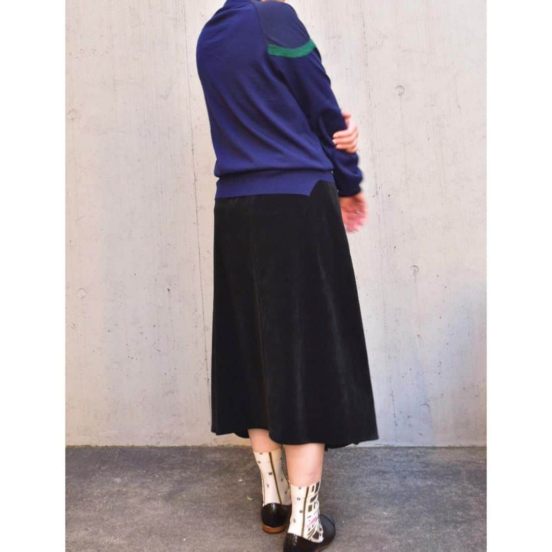 ネイビー ウォさんのインスタグラム写真 - (ネイビー ウォInstagram)「後ろ姿、ななめ、前﻿ それぞれ違った表情を見せてくれる﻿ スカートは、その名の通りMany way。﻿ どこを前に、後ろに着用するかは気分次第。﻿ メニーウェイで自由なスカート。﻿ ﻿ #jiyugaoka#navywo#madeinjapan#tokyobrand#fudgemagazine#cluelmagazine#n20fs448#fw20#ネイビーウォ#自由が丘店#メニーウェイスカート」11月19日 20時57分 - navywo