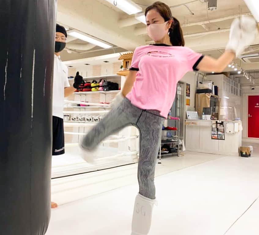 sakiさんのインスタグラム写真 - (sakiInstagram)「#キックボクシング 始めました🥊🥊 . めちゃくちゃ楽しい〜😍😍✧˖° . .  #フィットネス #ボクシング #筋トレ #ダイエット #ダイエット記録 #ダイエット仲間募集 #ダイエット部 #産後ダイエット #産後ダイエット部 #産後ママ #産後トレーニング #筋トレ #筋トレダイエット #トレーニング #トレーニングウェア #ボディメイク #ボディケア #ボクシングジム #ボクシングトレーニング #キックボクシングダイエット #キックボクシングジム #キックボクシング初心者」11月19日 20時49分 - saki_0806