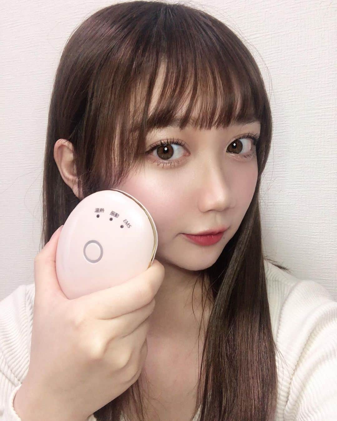 小澤しぇいんさんのインスタグラム写真 - (小澤しぇいんInstagram)「オススメの美顔器❤️  温感、振動、半導体チップ、EMS が機能が付いてて顔以外にも頭皮、首、デコルテにも使えるし、防水だからお風呂にも使えます！  すごくコンパクトで毎日使ってます♡ スキンケアの後に使うと肌の調子が良い！周りの友達にも肌のツヤ褒められるからいつもオススメしてます！  クリスマスプレゼント迷ってる人、大切な人にプレゼントしよっ🎁   @binet.official  #ヴィドシーアール#ems美顔器#頭皮マッサージ#美顔器#温感美容#美net#リンパマッサージ#スキンケア#美容」11月19日 20時50分 - 1217_shane