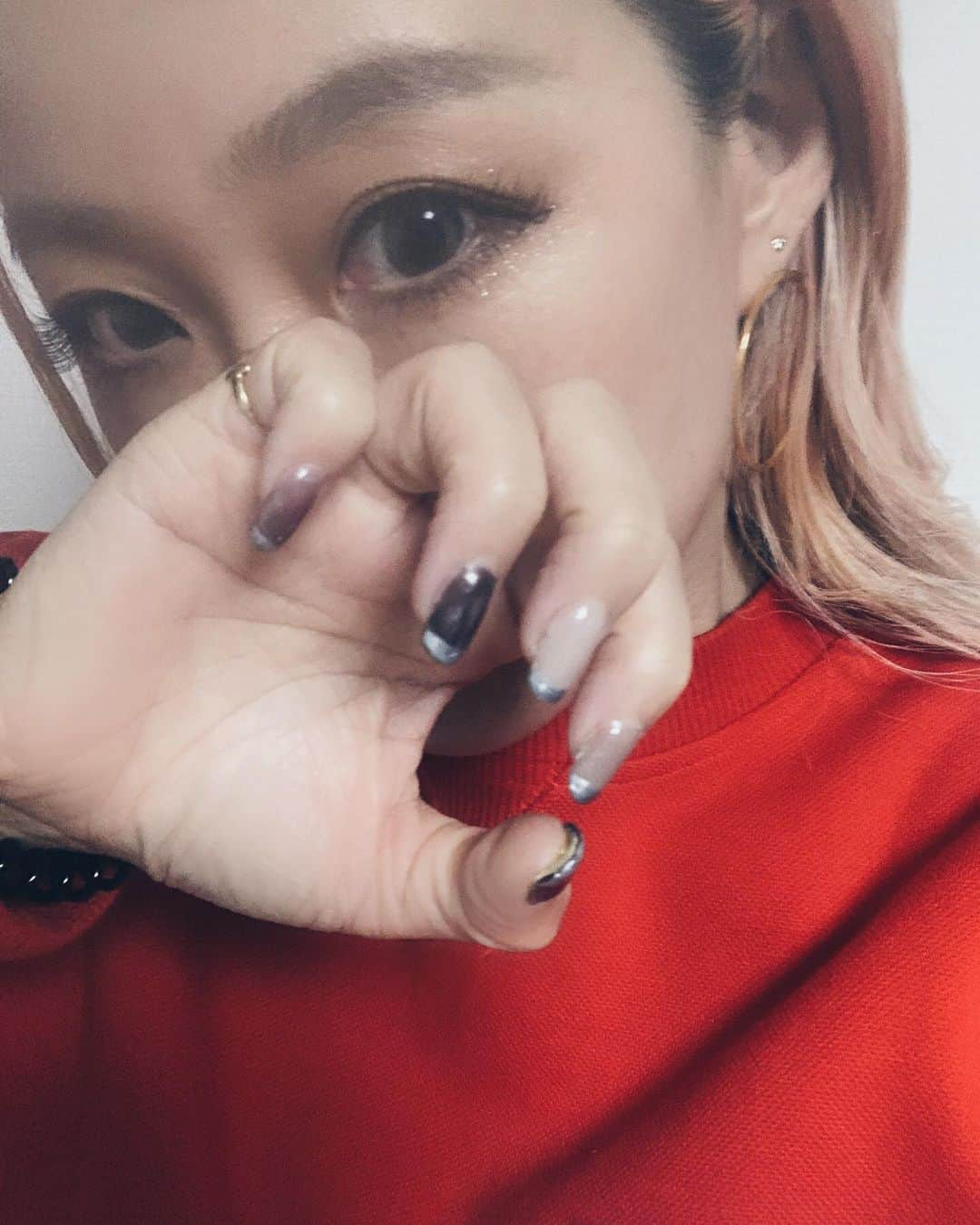 jyA-Me（ヤミー）さんのインスタグラム写真 - (jyA-Me（ヤミー）Instagram)「New self acrylic nail💅🏽 . @naility_official の#イージーフォーム なら、アクリルネイルがもっと簡単に出来るので、ずっと挑戦したかったアクリルネイルキットをGetしてやってみたよ！✨ スターターキットに付いている説明書が何よりも丁寧で、とってもやり易かった💯 早速、冬の新作をONしました❤️ 絶妙なクリア感を出したかったのに、 癖で2度塗りしちゃったのでw 足をクリア感出しました😝❤️ & @naility_official の硬化ライトが、 超絶使いやすい💯✨✨✨ ライトもかなりオススメです🎁 . #セルフネイル部 #nailart#selfnail #naility#easyform」11月19日 20時51分 - jya_me