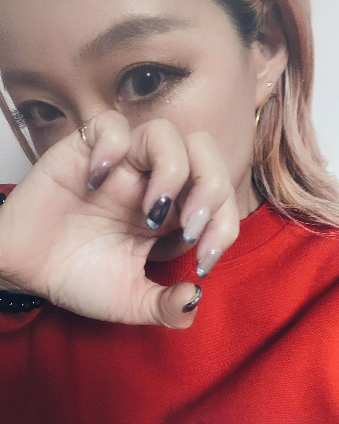jyA-Me（ヤミー）のインスタグラム：「New self acrylic nail💅🏽 . @naility_official の#イージーフォーム なら、アクリルネイルがもっと簡単に出来るので、ずっと挑戦したかったアクリルネイルキットをGetしてやってみたよ！✨ スターターキットに付いている説明書が何よりも丁寧で、とってもやり易かった💯 早速、冬の新作をONしました❤️ 絶妙なクリア感を出したかったのに、 癖で2度塗りしちゃったのでw 足をクリア感出しました😝❤️ & @naility_official の硬化ライトが、 超絶使いやすい💯✨✨✨ ライトもかなりオススメです🎁 . #セルフネイル部 #nailart#selfnail #naility#easyform」