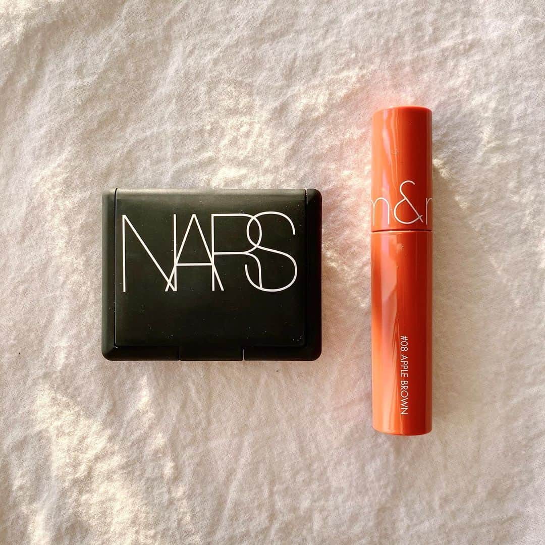 大野真昂のインスタグラム：「☺︎  最近のチークとリップ⭐️  🧏🏼‍♀️ NARS ブラッシュ4078 ベージュカラーにゴールドパール これほんと可愛い。 NARSのケースってゴミ吸いつくよね😂  💄 ロムアンド 08アップルブラウン マスクに付かないリップ！  どっちもお出かけするときだけ使ってる 最近はご飯食べに行く時以外は 肌を少しでも休ませるように なにもせず目元のポイントメイクのみ🙃  #nars #narscosmetics #narsbrush #narscheek #ナーズブラッシュ #チーク #ベージュチーク #romand #romandlipstick #ロムアンド #ロムアンドティント #ティントリップ #オレンジリップ」