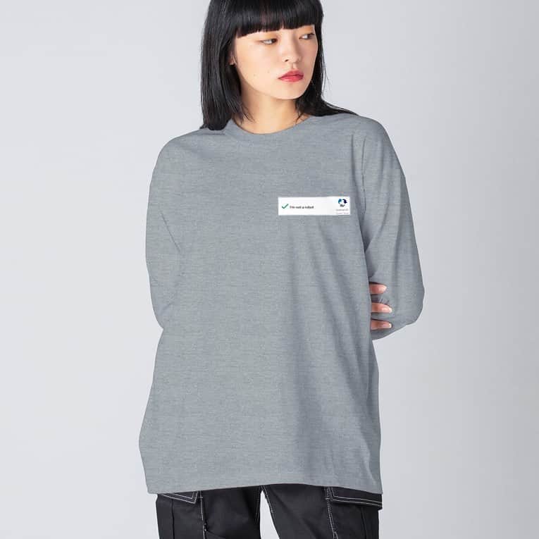 Julie Wataiのインスタグラム：「私はロボットではありませんTシャツ。他に売ってるのは主張し過ぎたデザインが好きじゃなかったり値段が高かったりしたので自分で作ってみた。　 https://suzuri.jp/JulieWatai」