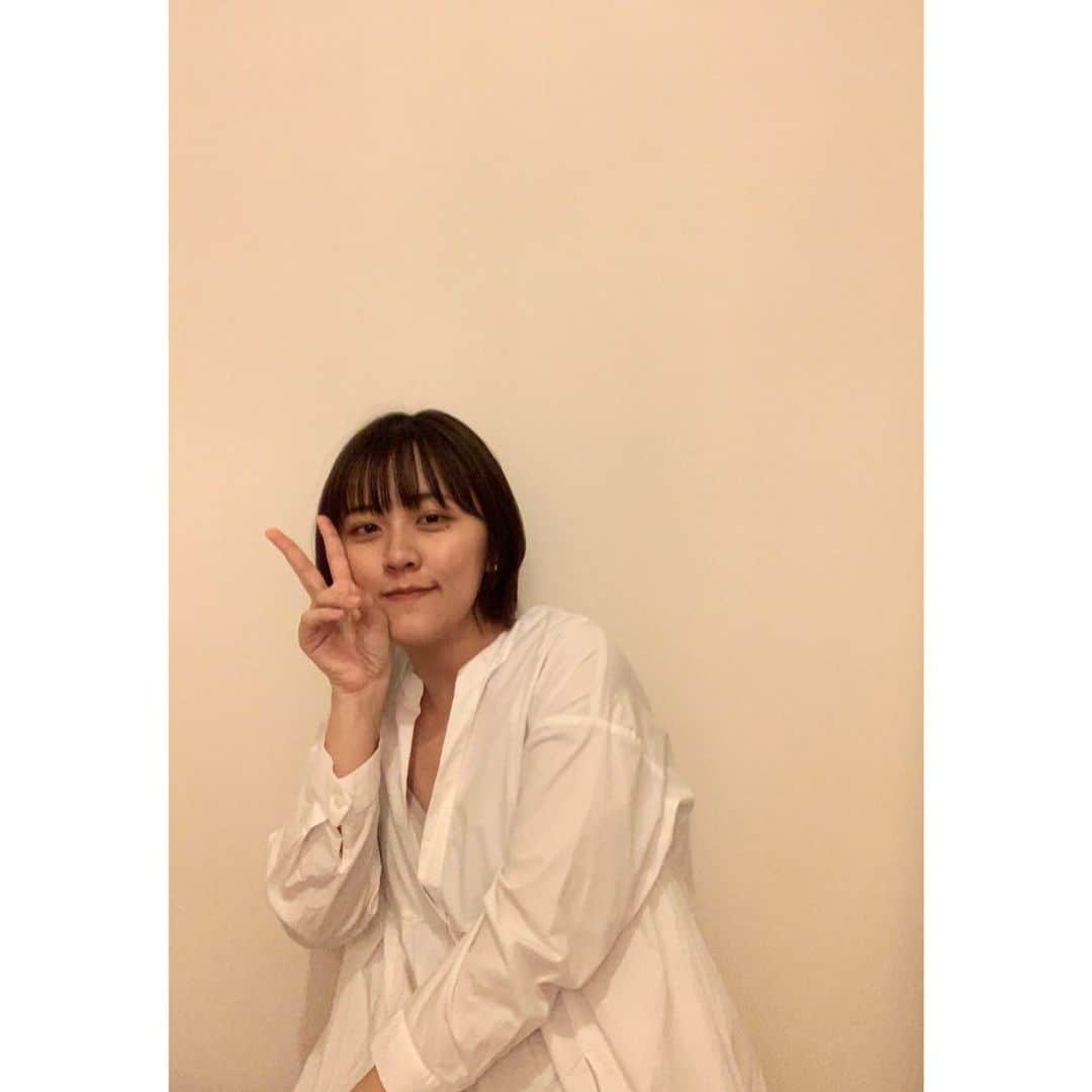 望月萌衣さんのインスタグラム写真 - (望月萌衣Instagram)「✌︎ . . 手でかいねん。 . . . . 今日あったかかったですね💭 . . . . . #白 #白ワンピース #白ワンピ #シャツワンピース #シャツワンピ #ピース#きょこ #ショートボブ #秋コーデ#コーデ#ザラジョ #いいね返し#zara #ootd #me#peacesign #whitedress #오오티디 #가을코디 #가을 #흰색 #자라 #촣아요 #촣아요반사 #패션 #데일리룩#일상」11月19日 20時54分 - cq_meim