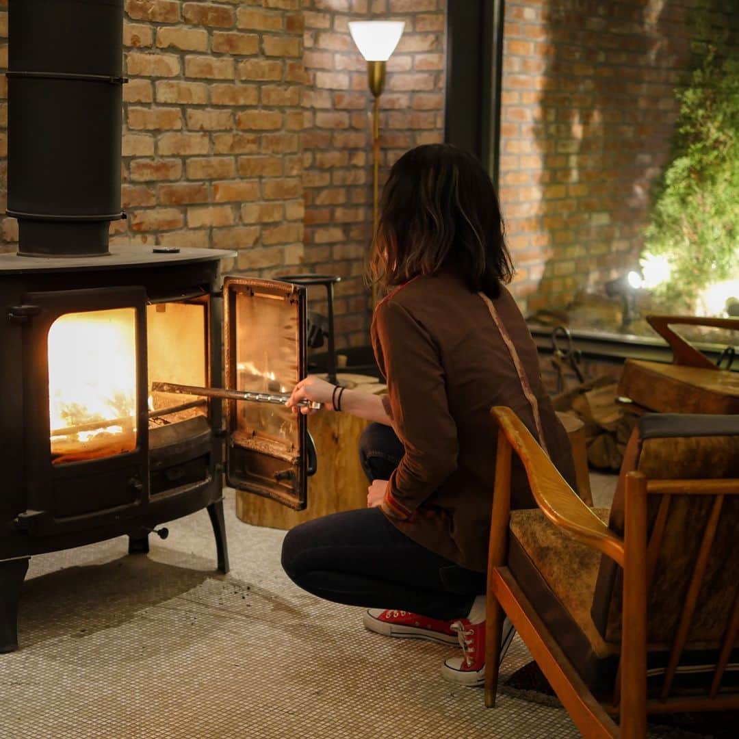 UNWIND HOTEL&BAR THE LODGE-LIKE HOTELさんのインスタグラム写真 - (UNWIND HOTEL&BAR THE LODGE-LIKE HOTELInstagram)「UNWINDの冬支度。⁠ ⁠ 近ごろ、早朝と夜が冷えてきているので暖炉を灯しはじめています🔥⁠ ⁠ #アンワインドホテルアンドバー⁠ #unwindhotelandbar#hotelunwind⁠ ⁠ #札幌#北海道#札幌観光#北海道旅行#札幌ホテル#北海道ホテル#ペンドルトン#人生に野遊びを#キャンプ#アウトドア#sapporo#hokkaidotrip#hokkaidohotel#hokkaidosgram#hokkaidolikers#woodenhouse#lodge#warmhouse#pendleton#byglobalagents#gotoトラベルキャンペーン#gototravel#gotoトラベル#国内旅行好き#goto #gotoキャンペーン」11月19日 21時05分 - unwind_hotel_sapporo