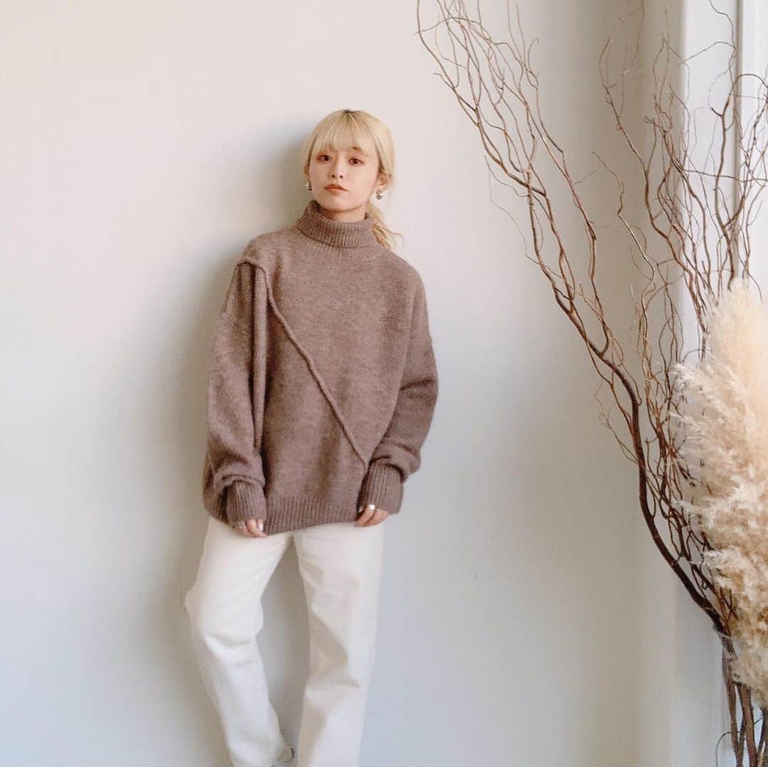 Vannie Officialのインスタグラム：「【VANNIE U　 パイピングラインニット】3,900+tax ⠀  《styling》 ふんわり柔らかなニットで見た目にも温かなパンピングラインニット♡ パンピングデザインをニットで表現した今年らしい一枚♪ スカート合わせで女の子らしいスタイリングや、カラーパンツやデニムでスタイリッシュに合わせるものオススメです♡  《detail》 全体的にゆとりをもたせた、ゆるシルエットで抜け感のあるスタイルを演出します♪ タートルネックで首元もしっかり暖かく、どんなアウターを羽織っても可愛くマッチするデザインです♡  ⠀ 《fabric》 ふわふわな風合いの着心地の良いニット使用  ⠀ ⠀ #vannie_u#ヴァニーユー #ZOZOでしか買えない⠀⠀  お問い合わせはDMまでご連絡ください‪‪☺︎‬」