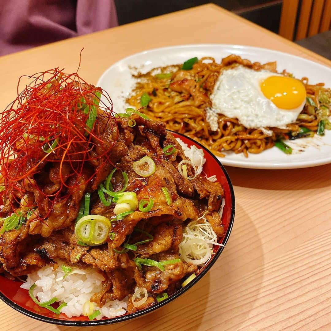 出口結菜さんのインスタグラム写真 - (出口結菜Instagram)「《🐙#大阪　#カルビ火山》﻿ ﻿ ﻿ 🌋カルビ丼　牛　火山盛り　味噌（¥1450）﻿ 🐖豚焼きそば　ソース（¥680）﻿ ﻿ ﻿ ﻿ 北新地の近くにあるカルビ丼が安くて美味しいお店✨✨✨﻿ ﻿ ﻿ 天王寺や難波にもあるお店で、、﻿ ﻿ 丼にお肉の量が選べる男女共に優しいお店✨﻿ ﻿ ﻿ 私は、、、1番大きい、！！﻿ ﻿ ﻿ 火山盛りの牛肉！そしてソースは味噌味で😳❤️﻿ ﻿ 友達とシェアしました😆❕❕﻿ ﻿ ﻿ ﻿ 🌋カルビ丼は﻿ お肉にしっかりソースが付いていて、﻿ カルビ特有の脂感✨✨﻿ ﻿ でも炭火焼きだからかな、、？﻿ ﻿ 肉厚は本当に薄くて、、長い感じ！！﻿ ﻿ ﻿ その薄いお肉にしっかり脂も乗ってる、﻿ でも炭火焼きだから少し香ばしさもあって、﻿ ﻿ パクパクいけちゃう🤙🏻🤙🏻👍🏻﻿ ﻿ お肉自体が320gぐらい﻿ 白ごはんも300gぐらいあって﻿ 正直食べきれないと思ったけど、胃袋ブラックロールコンビで行ったから、食べれちゃった😳﻿ ﻿ ﻿ ﻿ ﻿ ﻿ ﻿ しかも、小さいかなぁと思って焼きそばも頼んでしまった😳😳﻿ ﻿ ﻿ 焼きそばはとりあえず麺が美味しい！！！﻿ ﻿ ﻿ モッチモチの麺で表面は少し硬め✨﻿ ﻿ しっかり噛まないといけないけどソースも濃くて、﻿ 横についてる黒七味や、ずんだ、あと、﻿ テーブルについてる香辛料で味変できたりと、﻿ ﻿ ﻿ これもこれでまたぺろり🤣﻿ ﻿ ﻿ ﻿ ﻿ ﻿ 普通は女の子2人で食べる量じゃないってびっくりされちゃいました🥰﻿ ﻿ ﻿ ﻿ ﻿ 男性だと大盛り特盛1人でいけちゃうかも？！って﻿ あと、焼きそばもランチでペロッと行く方が多いって店長さんが🤩✨﻿ ﻿ ﻿ ﻿ ﻿ ランチやお仕事帰り、﻿ あとはお財布に優しくて、でも焼肉系のお肉を食べたい方にオススメ😆﻿ ﻿ ﻿ ﻿ \映えグルメにお手頃価格は最高🤙🏻/﻿ ﻿ ___________________________________________﻿ ﻿ ❤️ 大阪府大阪市北区堂島2-1-39 日食物産ビル 1F﻿ 💗大阪駅から🚶‍♀️15分﻿ 💛ランチ11時〜16時﻿ 💚ディナー17時22時﻿ 💙不定休﻿ ___________________________________________﻿ ﻿ #西梅田 #堂島 #梅田 #カルビ #丼 #🥩 #牛肉 #豚肉 #焼きそば  #梅田グルメ #西梅田グルメ #カルビ丼 #ランチ #ディナー #リーズナブル #肉 #丼物  #instafood #instagram #食べ物 #食べ物グラム #グルメ #映え #food #foodstagram #飯テロ #食テロ #ラビグルメ」11月19日 20時58分 - yui_laby0622