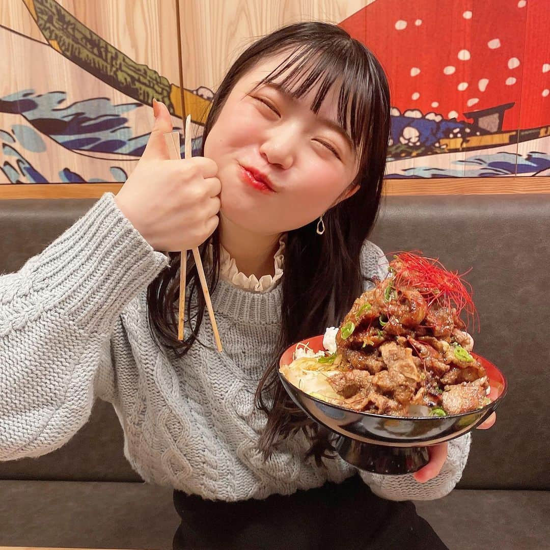 出口結菜さんのインスタグラム写真 - (出口結菜Instagram)「《🐙#大阪　#カルビ火山》﻿ ﻿ ﻿ 🌋カルビ丼　牛　火山盛り　味噌（¥1450）﻿ 🐖豚焼きそば　ソース（¥680）﻿ ﻿ ﻿ ﻿ 北新地の近くにあるカルビ丼が安くて美味しいお店✨✨✨﻿ ﻿ ﻿ 天王寺や難波にもあるお店で、、﻿ ﻿ 丼にお肉の量が選べる男女共に優しいお店✨﻿ ﻿ ﻿ 私は、、、1番大きい、！！﻿ ﻿ ﻿ 火山盛りの牛肉！そしてソースは味噌味で😳❤️﻿ ﻿ 友達とシェアしました😆❕❕﻿ ﻿ ﻿ ﻿ 🌋カルビ丼は﻿ お肉にしっかりソースが付いていて、﻿ カルビ特有の脂感✨✨﻿ ﻿ でも炭火焼きだからかな、、？﻿ ﻿ 肉厚は本当に薄くて、、長い感じ！！﻿ ﻿ ﻿ その薄いお肉にしっかり脂も乗ってる、﻿ でも炭火焼きだから少し香ばしさもあって、﻿ ﻿ パクパクいけちゃう🤙🏻🤙🏻👍🏻﻿ ﻿ お肉自体が320gぐらい﻿ 白ごはんも300gぐらいあって﻿ 正直食べきれないと思ったけど、胃袋ブラックロールコンビで行ったから、食べれちゃった😳﻿ ﻿ ﻿ ﻿ ﻿ ﻿ ﻿ しかも、小さいかなぁと思って焼きそばも頼んでしまった😳😳﻿ ﻿ ﻿ 焼きそばはとりあえず麺が美味しい！！！﻿ ﻿ ﻿ モッチモチの麺で表面は少し硬め✨﻿ ﻿ しっかり噛まないといけないけどソースも濃くて、﻿ 横についてる黒七味や、ずんだ、あと、﻿ テーブルについてる香辛料で味変できたりと、﻿ ﻿ ﻿ これもこれでまたぺろり🤣﻿ ﻿ ﻿ ﻿ ﻿ ﻿ 普通は女の子2人で食べる量じゃないってびっくりされちゃいました🥰﻿ ﻿ ﻿ ﻿ ﻿ 男性だと大盛り特盛1人でいけちゃうかも？！って﻿ あと、焼きそばもランチでペロッと行く方が多いって店長さんが🤩✨﻿ ﻿ ﻿ ﻿ ﻿ ランチやお仕事帰り、﻿ あとはお財布に優しくて、でも焼肉系のお肉を食べたい方にオススメ😆﻿ ﻿ ﻿ ﻿ \映えグルメにお手頃価格は最高🤙🏻/﻿ ﻿ ___________________________________________﻿ ﻿ ❤️ 大阪府大阪市北区堂島2-1-39 日食物産ビル 1F﻿ 💗大阪駅から🚶‍♀️15分﻿ 💛ランチ11時〜16時﻿ 💚ディナー17時22時﻿ 💙不定休﻿ ___________________________________________﻿ ﻿ #西梅田 #堂島 #梅田 #カルビ #丼 #🥩 #牛肉 #豚肉 #焼きそば  #梅田グルメ #西梅田グルメ #カルビ丼 #ランチ #ディナー #リーズナブル #肉 #丼物  #instafood #instagram #食べ物 #食べ物グラム #グルメ #映え #food #foodstagram #飯テロ #食テロ #ラビグルメ」11月19日 20時58分 - yui_laby0622