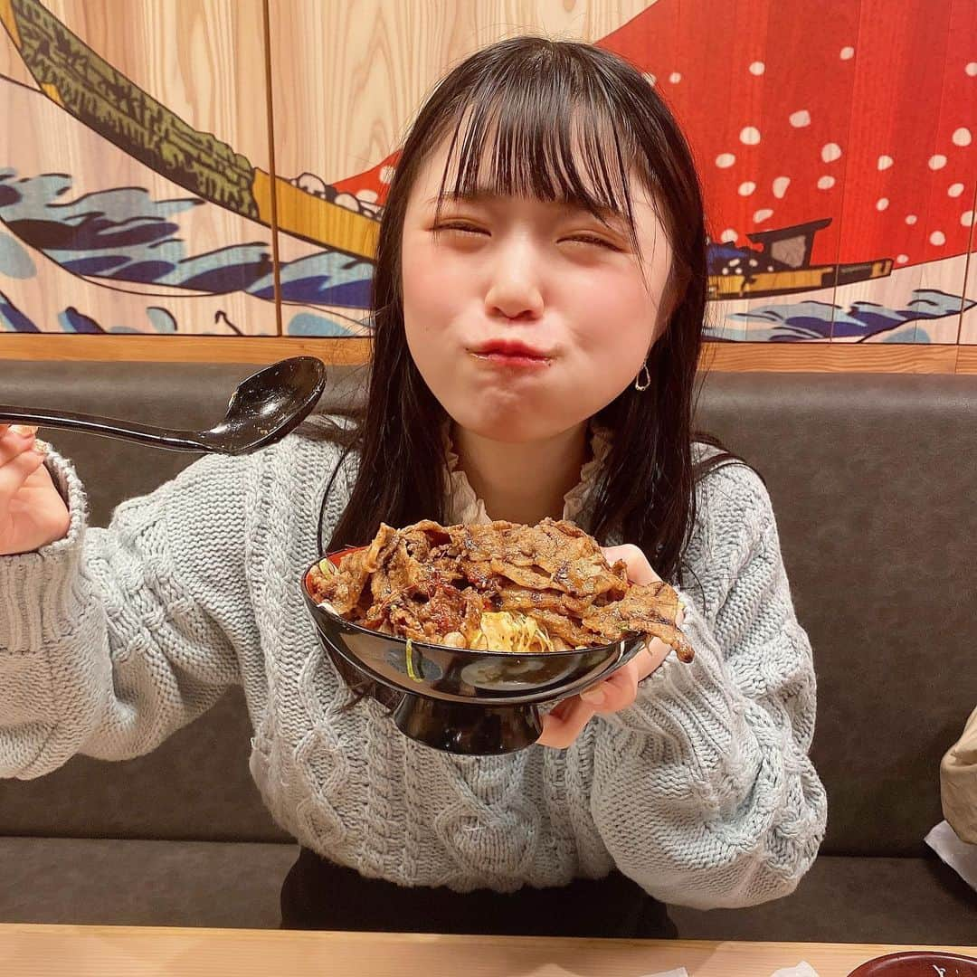 出口結菜さんのインスタグラム写真 - (出口結菜Instagram)「《🐙#大阪　#カルビ火山》﻿ ﻿ ﻿ 🌋カルビ丼　牛　火山盛り　味噌（¥1450）﻿ 🐖豚焼きそば　ソース（¥680）﻿ ﻿ ﻿ ﻿ 北新地の近くにあるカルビ丼が安くて美味しいお店✨✨✨﻿ ﻿ ﻿ 天王寺や難波にもあるお店で、、﻿ ﻿ 丼にお肉の量が選べる男女共に優しいお店✨﻿ ﻿ ﻿ 私は、、、1番大きい、！！﻿ ﻿ ﻿ 火山盛りの牛肉！そしてソースは味噌味で😳❤️﻿ ﻿ 友達とシェアしました😆❕❕﻿ ﻿ ﻿ ﻿ 🌋カルビ丼は﻿ お肉にしっかりソースが付いていて、﻿ カルビ特有の脂感✨✨﻿ ﻿ でも炭火焼きだからかな、、？﻿ ﻿ 肉厚は本当に薄くて、、長い感じ！！﻿ ﻿ ﻿ その薄いお肉にしっかり脂も乗ってる、﻿ でも炭火焼きだから少し香ばしさもあって、﻿ ﻿ パクパクいけちゃう🤙🏻🤙🏻👍🏻﻿ ﻿ お肉自体が320gぐらい﻿ 白ごはんも300gぐらいあって﻿ 正直食べきれないと思ったけど、胃袋ブラックロールコンビで行ったから、食べれちゃった😳﻿ ﻿ ﻿ ﻿ ﻿ ﻿ ﻿ しかも、小さいかなぁと思って焼きそばも頼んでしまった😳😳﻿ ﻿ ﻿ 焼きそばはとりあえず麺が美味しい！！！﻿ ﻿ ﻿ モッチモチの麺で表面は少し硬め✨﻿ ﻿ しっかり噛まないといけないけどソースも濃くて、﻿ 横についてる黒七味や、ずんだ、あと、﻿ テーブルについてる香辛料で味変できたりと、﻿ ﻿ ﻿ これもこれでまたぺろり🤣﻿ ﻿ ﻿ ﻿ ﻿ ﻿ 普通は女の子2人で食べる量じゃないってびっくりされちゃいました🥰﻿ ﻿ ﻿ ﻿ ﻿ 男性だと大盛り特盛1人でいけちゃうかも？！って﻿ あと、焼きそばもランチでペロッと行く方が多いって店長さんが🤩✨﻿ ﻿ ﻿ ﻿ ﻿ ランチやお仕事帰り、﻿ あとはお財布に優しくて、でも焼肉系のお肉を食べたい方にオススメ😆﻿ ﻿ ﻿ ﻿ \映えグルメにお手頃価格は最高🤙🏻/﻿ ﻿ ___________________________________________﻿ ﻿ ❤️ 大阪府大阪市北区堂島2-1-39 日食物産ビル 1F﻿ 💗大阪駅から🚶‍♀️15分﻿ 💛ランチ11時〜16時﻿ 💚ディナー17時22時﻿ 💙不定休﻿ ___________________________________________﻿ ﻿ #西梅田 #堂島 #梅田 #カルビ #丼 #🥩 #牛肉 #豚肉 #焼きそば  #梅田グルメ #西梅田グルメ #カルビ丼 #ランチ #ディナー #リーズナブル #肉 #丼物  #instafood #instagram #食べ物 #食べ物グラム #グルメ #映え #food #foodstagram #飯テロ #食テロ #ラビグルメ」11月19日 20時58分 - yui_laby0622