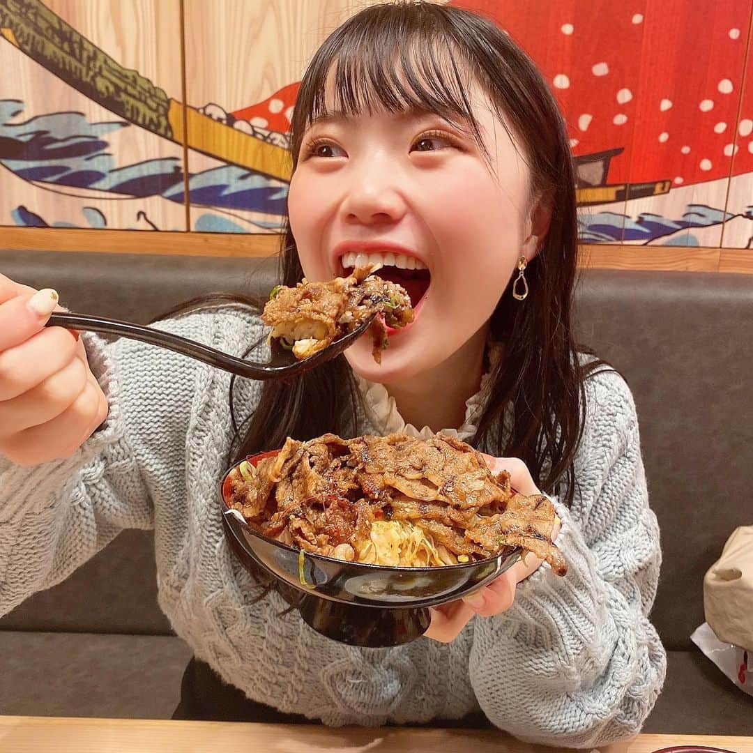 出口結菜さんのインスタグラム写真 - (出口結菜Instagram)「《🐙#大阪　#カルビ火山》﻿ ﻿ ﻿ 🌋カルビ丼　牛　火山盛り　味噌（¥1450）﻿ 🐖豚焼きそば　ソース（¥680）﻿ ﻿ ﻿ ﻿ 北新地の近くにあるカルビ丼が安くて美味しいお店✨✨✨﻿ ﻿ ﻿ 天王寺や難波にもあるお店で、、﻿ ﻿ 丼にお肉の量が選べる男女共に優しいお店✨﻿ ﻿ ﻿ 私は、、、1番大きい、！！﻿ ﻿ ﻿ 火山盛りの牛肉！そしてソースは味噌味で😳❤️﻿ ﻿ 友達とシェアしました😆❕❕﻿ ﻿ ﻿ ﻿ 🌋カルビ丼は﻿ お肉にしっかりソースが付いていて、﻿ カルビ特有の脂感✨✨﻿ ﻿ でも炭火焼きだからかな、、？﻿ ﻿ 肉厚は本当に薄くて、、長い感じ！！﻿ ﻿ ﻿ その薄いお肉にしっかり脂も乗ってる、﻿ でも炭火焼きだから少し香ばしさもあって、﻿ ﻿ パクパクいけちゃう🤙🏻🤙🏻👍🏻﻿ ﻿ お肉自体が320gぐらい﻿ 白ごはんも300gぐらいあって﻿ 正直食べきれないと思ったけど、胃袋ブラックロールコンビで行ったから、食べれちゃった😳﻿ ﻿ ﻿ ﻿ ﻿ ﻿ ﻿ しかも、小さいかなぁと思って焼きそばも頼んでしまった😳😳﻿ ﻿ ﻿ 焼きそばはとりあえず麺が美味しい！！！﻿ ﻿ ﻿ モッチモチの麺で表面は少し硬め✨﻿ ﻿ しっかり噛まないといけないけどソースも濃くて、﻿ 横についてる黒七味や、ずんだ、あと、﻿ テーブルについてる香辛料で味変できたりと、﻿ ﻿ ﻿ これもこれでまたぺろり🤣﻿ ﻿ ﻿ ﻿ ﻿ ﻿ 普通は女の子2人で食べる量じゃないってびっくりされちゃいました🥰﻿ ﻿ ﻿ ﻿ ﻿ 男性だと大盛り特盛1人でいけちゃうかも？！って﻿ あと、焼きそばもランチでペロッと行く方が多いって店長さんが🤩✨﻿ ﻿ ﻿ ﻿ ﻿ ランチやお仕事帰り、﻿ あとはお財布に優しくて、でも焼肉系のお肉を食べたい方にオススメ😆﻿ ﻿ ﻿ ﻿ \映えグルメにお手頃価格は最高🤙🏻/﻿ ﻿ ___________________________________________﻿ ﻿ ❤️ 大阪府大阪市北区堂島2-1-39 日食物産ビル 1F﻿ 💗大阪駅から🚶‍♀️15分﻿ 💛ランチ11時〜16時﻿ 💚ディナー17時22時﻿ 💙不定休﻿ ___________________________________________﻿ ﻿ #西梅田 #堂島 #梅田 #カルビ #丼 #🥩 #牛肉 #豚肉 #焼きそば  #梅田グルメ #西梅田グルメ #カルビ丼 #ランチ #ディナー #リーズナブル #肉 #丼物  #instafood #instagram #食べ物 #食べ物グラム #グルメ #映え #food #foodstagram #飯テロ #食テロ #ラビグルメ」11月19日 20時58分 - yui_laby0622