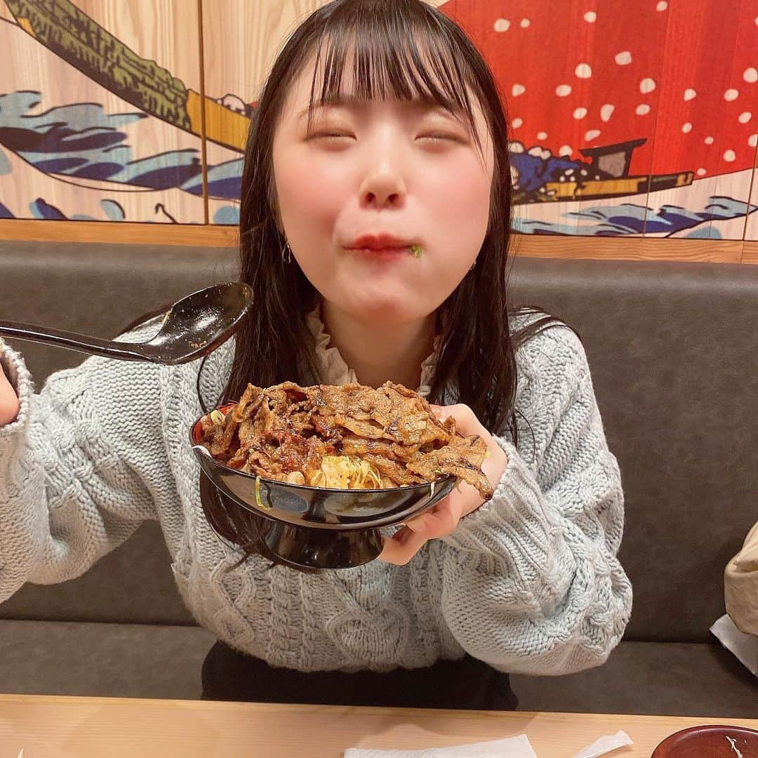 出口結菜さんのインスタグラム写真 - (出口結菜Instagram)「《🐙#大阪　#カルビ火山》﻿ ﻿ ﻿ 🌋カルビ丼　牛　火山盛り　味噌（¥1450）﻿ 🐖豚焼きそば　ソース（¥680）﻿ ﻿ ﻿ ﻿ 北新地の近くにあるカルビ丼が安くて美味しいお店✨✨✨﻿ ﻿ ﻿ 天王寺や難波にもあるお店で、、﻿ ﻿ 丼にお肉の量が選べる男女共に優しいお店✨﻿ ﻿ ﻿ 私は、、、1番大きい、！！﻿ ﻿ ﻿ 火山盛りの牛肉！そしてソースは味噌味で😳❤️﻿ ﻿ 友達とシェアしました😆❕❕﻿ ﻿ ﻿ ﻿ 🌋カルビ丼は﻿ お肉にしっかりソースが付いていて、﻿ カルビ特有の脂感✨✨﻿ ﻿ でも炭火焼きだからかな、、？﻿ ﻿ 肉厚は本当に薄くて、、長い感じ！！﻿ ﻿ ﻿ その薄いお肉にしっかり脂も乗ってる、﻿ でも炭火焼きだから少し香ばしさもあって、﻿ ﻿ パクパクいけちゃう🤙🏻🤙🏻👍🏻﻿ ﻿ お肉自体が320gぐらい﻿ 白ごはんも300gぐらいあって﻿ 正直食べきれないと思ったけど、胃袋ブラックロールコンビで行ったから、食べれちゃった😳﻿ ﻿ ﻿ ﻿ ﻿ ﻿ ﻿ しかも、小さいかなぁと思って焼きそばも頼んでしまった😳😳﻿ ﻿ ﻿ 焼きそばはとりあえず麺が美味しい！！！﻿ ﻿ ﻿ モッチモチの麺で表面は少し硬め✨﻿ ﻿ しっかり噛まないといけないけどソースも濃くて、﻿ 横についてる黒七味や、ずんだ、あと、﻿ テーブルについてる香辛料で味変できたりと、﻿ ﻿ ﻿ これもこれでまたぺろり🤣﻿ ﻿ ﻿ ﻿ ﻿ ﻿ 普通は女の子2人で食べる量じゃないってびっくりされちゃいました🥰﻿ ﻿ ﻿ ﻿ ﻿ 男性だと大盛り特盛1人でいけちゃうかも？！って﻿ あと、焼きそばもランチでペロッと行く方が多いって店長さんが🤩✨﻿ ﻿ ﻿ ﻿ ﻿ ランチやお仕事帰り、﻿ あとはお財布に優しくて、でも焼肉系のお肉を食べたい方にオススメ😆﻿ ﻿ ﻿ ﻿ \映えグルメにお手頃価格は最高🤙🏻/﻿ ﻿ ___________________________________________﻿ ﻿ ❤️ 大阪府大阪市北区堂島2-1-39 日食物産ビル 1F﻿ 💗大阪駅から🚶‍♀️15分﻿ 💛ランチ11時〜16時﻿ 💚ディナー17時22時﻿ 💙不定休﻿ ___________________________________________﻿ ﻿ #西梅田 #堂島 #梅田 #カルビ #丼 #🥩 #牛肉 #豚肉 #焼きそば  #梅田グルメ #西梅田グルメ #カルビ丼 #ランチ #ディナー #リーズナブル #肉 #丼物  #instafood #instagram #食べ物 #食べ物グラム #グルメ #映え #food #foodstagram #飯テロ #食テロ #ラビグルメ」11月19日 20時58分 - yui_laby0622