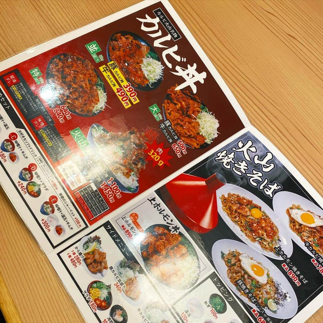 出口結菜さんのインスタグラム写真 - (出口結菜Instagram)「《🐙#大阪　#カルビ火山》﻿ ﻿ ﻿ 🌋カルビ丼　牛　火山盛り　味噌（¥1450）﻿ 🐖豚焼きそば　ソース（¥680）﻿ ﻿ ﻿ ﻿ 北新地の近くにあるカルビ丼が安くて美味しいお店✨✨✨﻿ ﻿ ﻿ 天王寺や難波にもあるお店で、、﻿ ﻿ 丼にお肉の量が選べる男女共に優しいお店✨﻿ ﻿ ﻿ 私は、、、1番大きい、！！﻿ ﻿ ﻿ 火山盛りの牛肉！そしてソースは味噌味で😳❤️﻿ ﻿ 友達とシェアしました😆❕❕﻿ ﻿ ﻿ ﻿ 🌋カルビ丼は﻿ お肉にしっかりソースが付いていて、﻿ カルビ特有の脂感✨✨﻿ ﻿ でも炭火焼きだからかな、、？﻿ ﻿ 肉厚は本当に薄くて、、長い感じ！！﻿ ﻿ ﻿ その薄いお肉にしっかり脂も乗ってる、﻿ でも炭火焼きだから少し香ばしさもあって、﻿ ﻿ パクパクいけちゃう🤙🏻🤙🏻👍🏻﻿ ﻿ お肉自体が320gぐらい﻿ 白ごはんも300gぐらいあって﻿ 正直食べきれないと思ったけど、胃袋ブラックロールコンビで行ったから、食べれちゃった😳﻿ ﻿ ﻿ ﻿ ﻿ ﻿ ﻿ しかも、小さいかなぁと思って焼きそばも頼んでしまった😳😳﻿ ﻿ ﻿ 焼きそばはとりあえず麺が美味しい！！！﻿ ﻿ ﻿ モッチモチの麺で表面は少し硬め✨﻿ ﻿ しっかり噛まないといけないけどソースも濃くて、﻿ 横についてる黒七味や、ずんだ、あと、﻿ テーブルについてる香辛料で味変できたりと、﻿ ﻿ ﻿ これもこれでまたぺろり🤣﻿ ﻿ ﻿ ﻿ ﻿ ﻿ 普通は女の子2人で食べる量じゃないってびっくりされちゃいました🥰﻿ ﻿ ﻿ ﻿ ﻿ 男性だと大盛り特盛1人でいけちゃうかも？！って﻿ あと、焼きそばもランチでペロッと行く方が多いって店長さんが🤩✨﻿ ﻿ ﻿ ﻿ ﻿ ランチやお仕事帰り、﻿ あとはお財布に優しくて、でも焼肉系のお肉を食べたい方にオススメ😆﻿ ﻿ ﻿ ﻿ \映えグルメにお手頃価格は最高🤙🏻/﻿ ﻿ ___________________________________________﻿ ﻿ ❤️ 大阪府大阪市北区堂島2-1-39 日食物産ビル 1F﻿ 💗大阪駅から🚶‍♀️15分﻿ 💛ランチ11時〜16時﻿ 💚ディナー17時22時﻿ 💙不定休﻿ ___________________________________________﻿ ﻿ #西梅田 #堂島 #梅田 #カルビ #丼 #🥩 #牛肉 #豚肉 #焼きそば  #梅田グルメ #西梅田グルメ #カルビ丼 #ランチ #ディナー #リーズナブル #肉 #丼物  #instafood #instagram #食べ物 #食べ物グラム #グルメ #映え #food #foodstagram #飯テロ #食テロ #ラビグルメ」11月19日 20時58分 - yui_laby0622