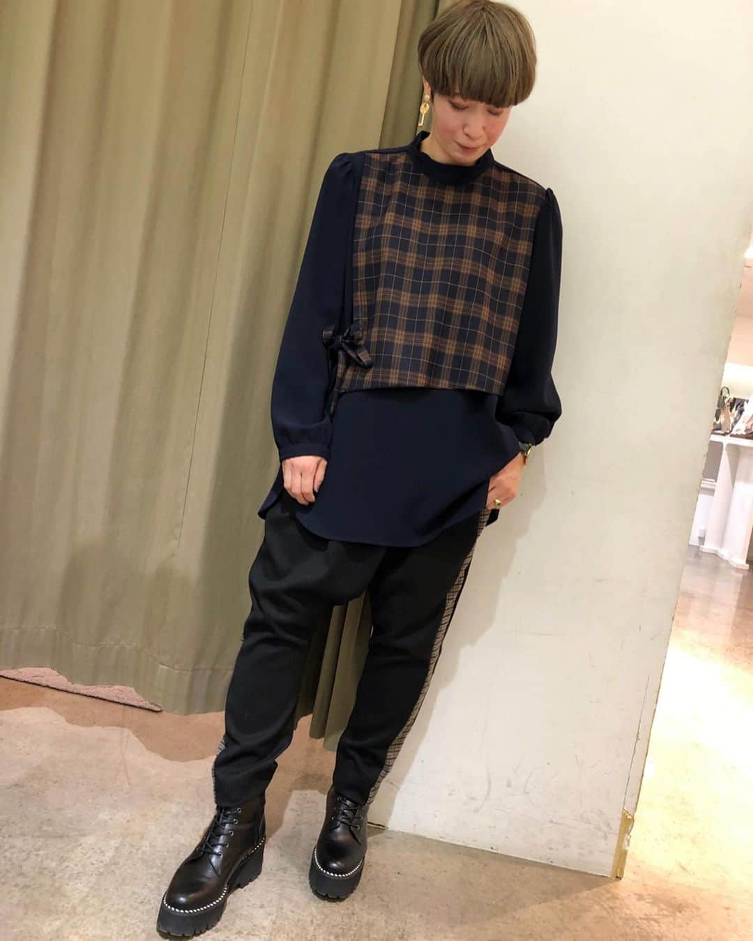 GATHER yamatoのインスタグラム：「.  サイドのリボンにスタンドカラー#ATSUROTAYAMAらしい！ ベストがレイヤードされた デザインブラウス❕ ボトムはスッキリとしたタイプの サルエルパンツを合わせるのも！ おすすめです😊✨  ATSURO TAYAMA >ブラウス¥20,900 (taxin)  ─────────── 明日‼️11/20日(金)〜11/29(日)は 10日間連続!! 【ときめきポイントが10倍‼️】 ──────────── ➖ Nina mew SPECIAL  NOVELTY➖ GATHER全店にて﻿ ！ Nina mewの商品を (税込4万円以上お買い上げの方に‼︎) ロゴトートバックを プレゼント💓 ・ 明日１１/20日は‼︎ お客様感謝デー gather金券10%back💥  今週末はぜひ ❗️ GATHERイオンモール大和店へ🚗💫  ・ ーーーーーーーーーーーーー ・ #gather#GATHER大和 #ギャザー #佐賀 #大和#code#fashion#ootdfashion#セレクトショップ #モード#ATSUROTAYAMA#デザインブラウス#ブラックフライデー#ときめきポイントが10倍#お客様感謝デー#syuri.」