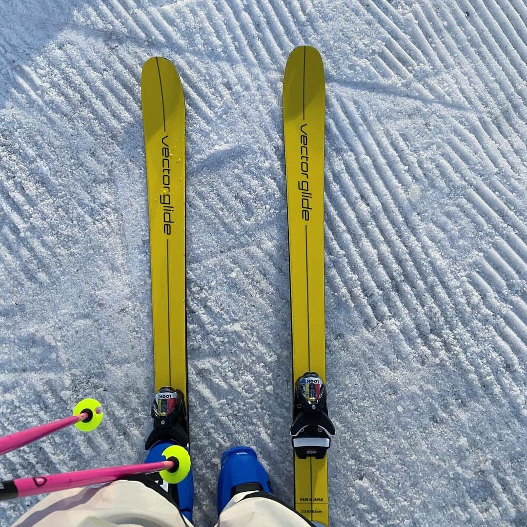 伊藤さつきさんのインスタグラム写真 - (伊藤さつきInstagram)「On the snow☃️♥️ #firstbumps #😂 集中して、よしってスタートして1コブ目で。。。 恥ずかしさと痛さが心にささりました📌😇が、身体はとても元気です💁🏻‍♀️ カラフルな用具たち、すごくお気に入り🤡🌈 #toyotetsu#豊田鉄工 #vectorglide#uvex#leki#reusch @gobeyonder020 #gobeyond  @globalwifi_official」11月19日 21時00分 - satsukiito