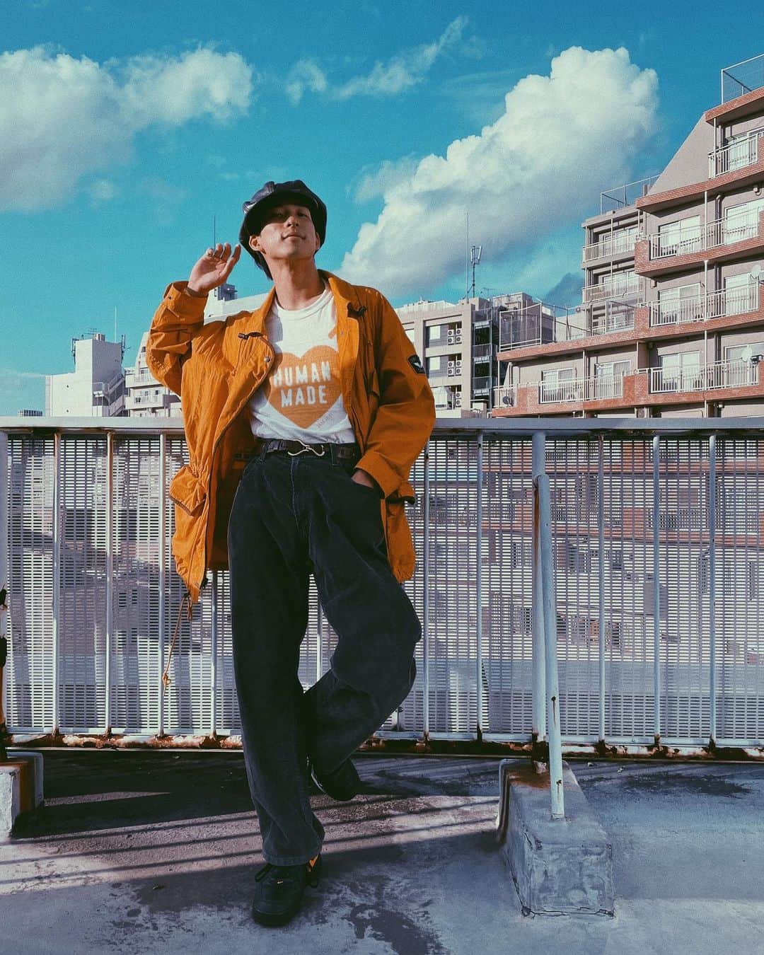 のインスタグラム：「頂いたTシャツと、この前買ったブルゾンがまっちんぐまっちんでした！ ベルトは自分への誕プレにこうたもの。 空の青とよく合いますね〜の顔🥸 #ootd#humanmade#watwing #RYOのきょー服」