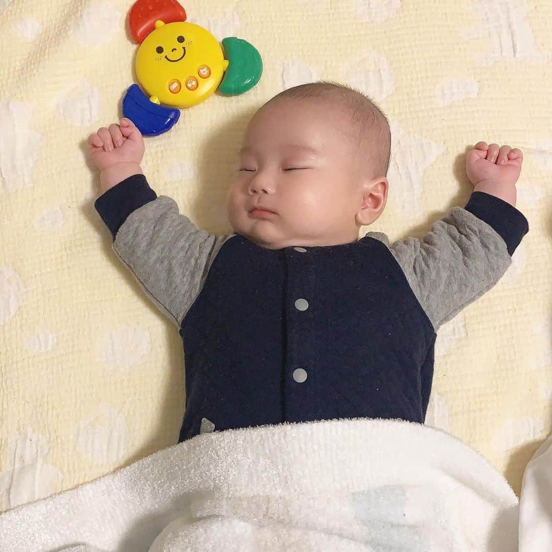 川端里奈のインスタグラム：「・ この寝方いつまで見れるんやろか。 あぁ。ばんざいしても手が頭より上行かん。 手短い😭二重顎😭貫禄やばい😭 かわいすぎる😭❤️❤️❤️ #親バカ#男の子ママ#0歳児#みつめられたら#きゅんです」
