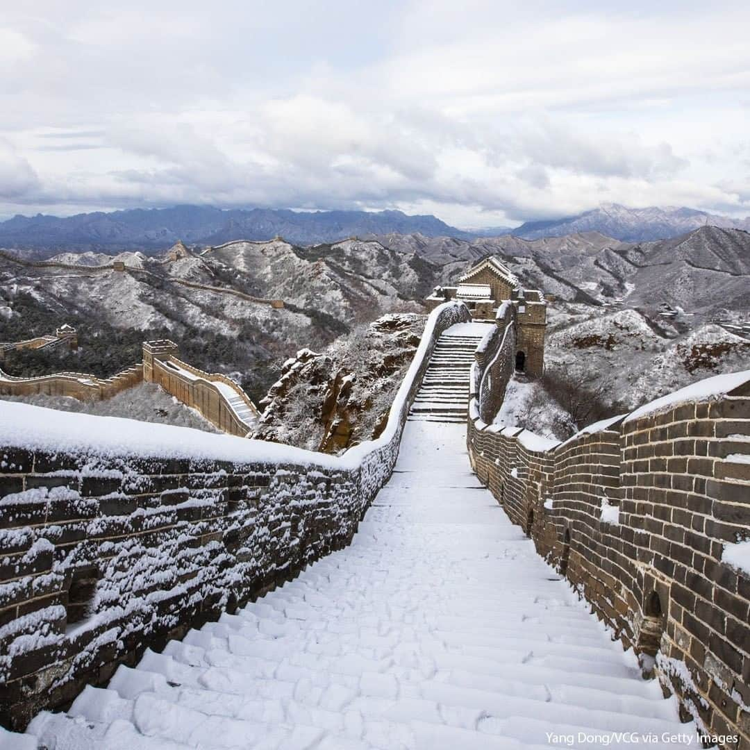 ABC Newsさんのインスタグラム写真 - (ABC NewsInstagram)「Snowfall lands on the Jinshanling Great Wall in Chengde, Hebei Province of China. #greatwallofchina #china」11月19日 21時00分 - abcnews