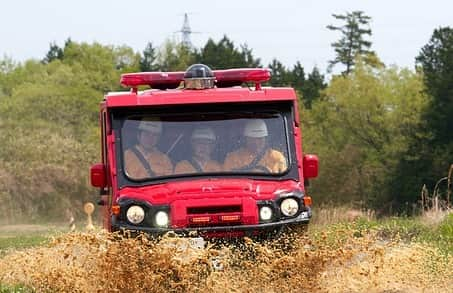 モリタのインスタグラム：「小型オフロード車 Red Ladybug。 軽石、火山灰、雪の上も走行できる走破性が特徴です。 #人と地球のいのちを守る #モリタ#オフロード#小型オフロード車#救助 #レスキュー#消防#防衛#災害対応#消防車#救助車#消防隊員#自衛隊員#morita#firetruck#firefighter#rescue#truck#car#offroad#red#design#car#vehicle#japan」