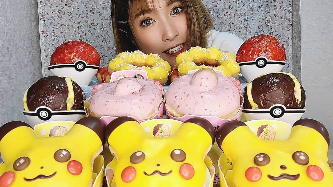 石関友梨のインスタグラム：「昨日はYouTubeLIVEありがとうございました！  また明日金曜日21時〜 YouTubeLIVEします(*Ü*)♪ 遊びにきてね！  #ミスド #ミスドポケモン #ポケモン #ドーナツ #期間限定 #ピカチュウ #モンスターボール #ツリー #YouTubeLIVE」