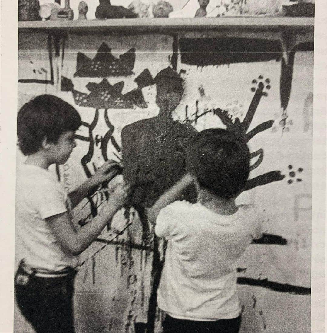 osgemeosさんのインスタグラム写真 - (osgemeosInstagram)「Workshop in @pinacotecasp  1983 Por @pportellaf  Pintando um personagem juntos, em um curso  que fizemos em 1983 na Pinacoteca #saopaulo」11月19日 21時02分 - osgemeos