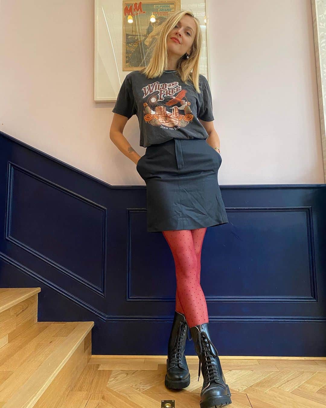 ファーン・コットンのインスタグラム：「Wearing actual clothes for podcasts and interviews from home. Makes me feel a bit more like I’m actually going to work.  This week I’ve had some insightful conversations on and off camera. One has stuck in my head and continues to help me dig deeper.  We all dislike a version of ourselves. Whether it’s us in certain situations or perhaps a version of us in the past. We neglect, berate and disown that part of who we are but really that bit of us needs compassion and empathy. If I’m honest I often think very badly of myself when in my twenties. I see younger Fearne as foolish, naive and stupid. This week rather than continue that negative dialogue, I’m headed back to comfort and nurture that younger version of me. I’m trying to comfort her and tell her the things she needs to hear. I think if we can make peace with all parts of who we are and who we were then we can really start to seek peace and move through life with much more acceptance. Maybe not easy, but worth a bloody good try ✨」