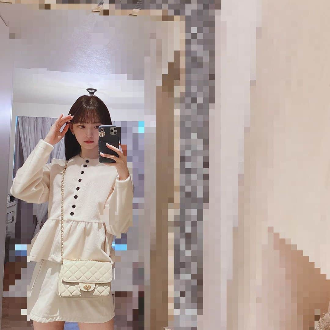 堀未央奈さんのインスタグラム写真 - (堀未央奈Instagram)「❤︎  洋服は毎日寝る前に コーディネートしてます👠  どんな仕事の日でも手を抜かず、 つま先まで自分がかわいい と思う自己満の服に 身を包むようにしています… 毎晩悩む…🍨 それもまたたのしい…  服を見て、 今日仕事の後に出かけるの?って メンバーによく言われますが 予定がなくとも毎日が ファッションショーだと思って 選んでいます🤣❤︎ 自分の人生は自分が主役なので❤︎  いつか洋服プロデュースも してみたい…✍🏻 ちなみに、 みなさんは どんな洋服を着たいですか?🛀🏻  #乃木坂46 #堀未央奈」11月19日 21時14分 - horimiona_official