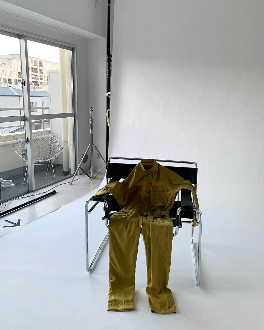 山崎まきこのインスタグラム：「明日20時から @caramalibel の新作が発売します！ 私のお気に入りのジャンプスーツと、多数お問い合わせいただいていたリブニットボディスーツの2型です🖤 ぜひ明日オンラインストアの方、覗いてみてください😌 #CARAMALIBEL」
