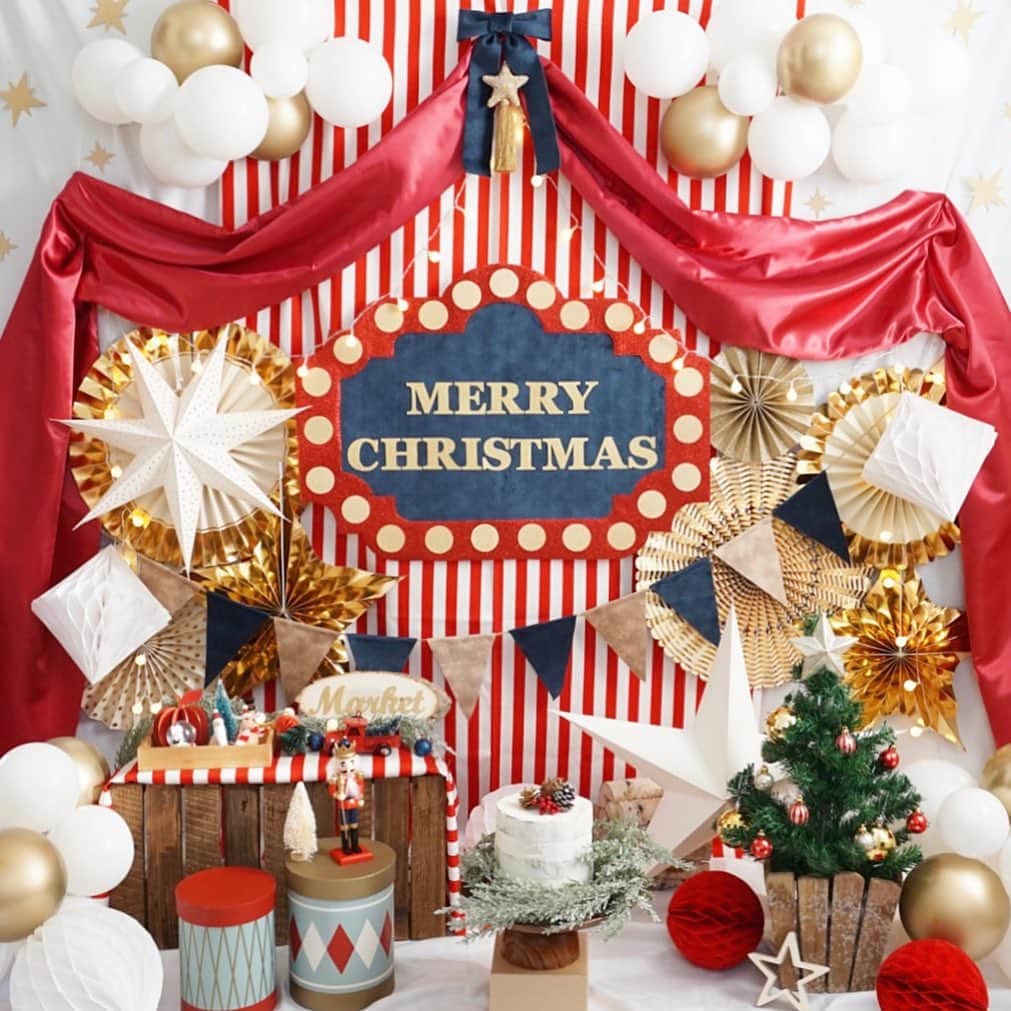 柏の葉 T-SITEさんのインスタグラム写真 - (柏の葉 T-SITEInstagram)「【Christmas -わたしからあなたへ- 】	﻿ Christmasフォトブース撮影会﻿ ﻿ ベビー&キッズに大人気の @cocoron.party フォトブース撮影会がクリスマスデザインで当館2F写真館 @sarahhouse_kashiwanoha とのコラボで開催いたします。﻿ 今年は海外のクリスマスマーケットや、サーカスのように賑やかで楽しい雰囲気を表現したクリスマスフォトブース🎁 今年はパーティーのようなイベントは難しいけれど、少しでもクリスマスシーズンを楽しめるように、記録を残すだけではなく、当日をお楽しみ頂けるようお待ちしております✨﻿お子様の成長を素敵に記念撮影しませんか♪﻿  ﻿ 〈日時〉 12/9(水)、12/11(金)﻿ 10:00～16:30（30分毎、各2組、予約制）﻿  ※ご予約は当館HPより11/21(土)10:00開始﻿ ﻿ 〈会場〉  2F 柏の葉ラウンジ﻿ 〈参加費〉3,000円 (バルーンのお土産付)﻿ 〈講師〉  鈴木さおり　@cocoron.party ﻿ 〈共催〉 Sarah House 柏の葉T-SITE店﻿ @sarahhouse_kashiwanoha  ﻿ 【Christmas -わたしからあなたへ- 】	﻿ イベントは11/21(土)-12/20(日)にて多数開催いたします。想いを込めて贈りものを作ったり、選んだり、大切な人やペットとワークショップの時を楽しんだり、思い思いの時間をお過ごし頂けますように✨﻿ ﻿ ⬇️ Christmas イベント詳細はこちら﻿ 当アカウント @kashiwanohatsite のプロフィール欄　柏の葉T-SITE公式HPよりご覧くださいませ。﻿ ﻿ #柏の葉tsite #tsite #柏の葉蔦屋書店 #蔦屋書店﻿ #Christmas #わたしからあなたへ﻿ #柏の葉tsiteクリスマス #Xmas #記念写真 #cocoronparty #サラハウス #年賀状 #記念と思い出に残すクリスマス」11月19日 21時08分 - kashiwanohatsite
