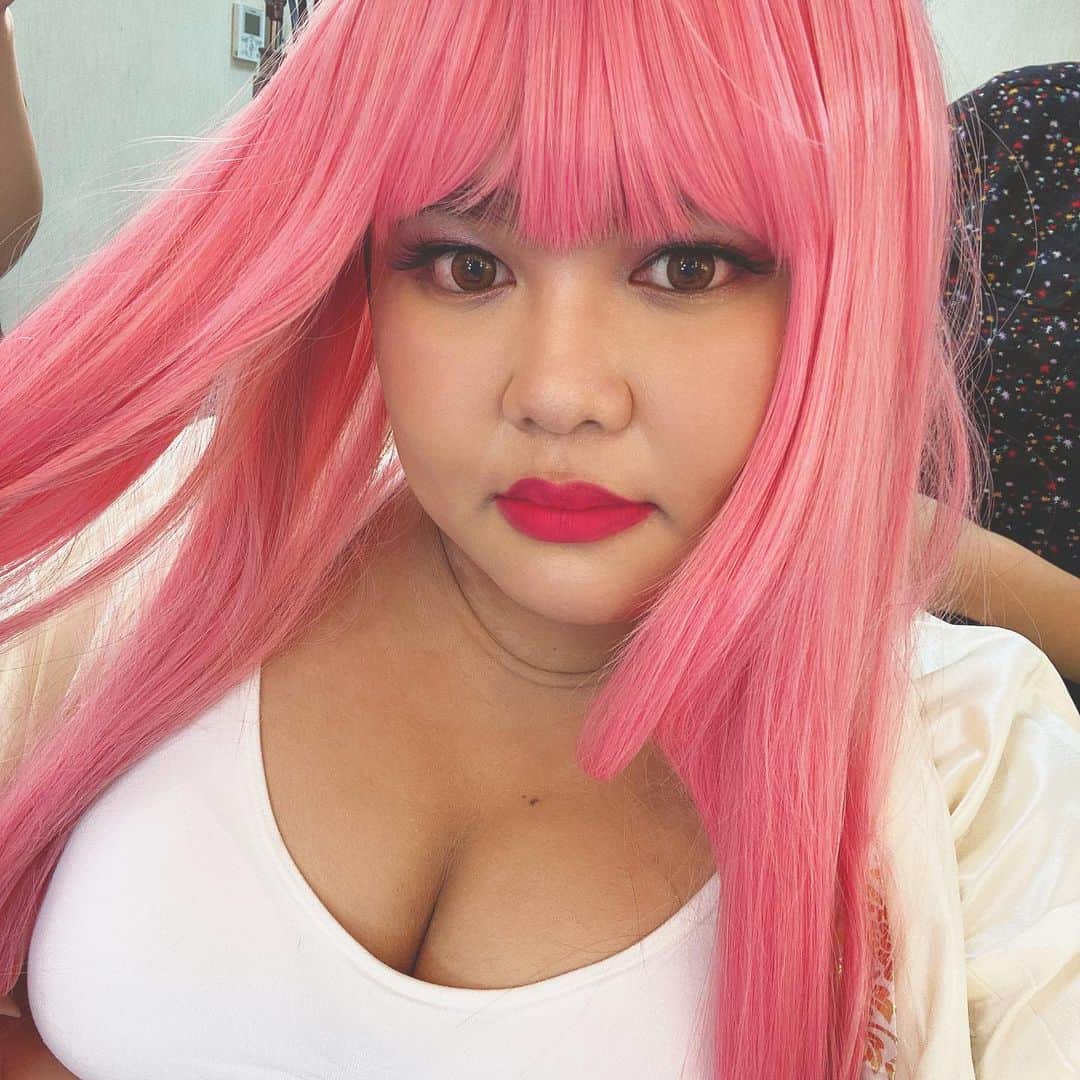 じんじん【パパラピーズ】のインスタグラム：「俺の女装で乳寄せはマスト🤞💓  #BIGLISA #BLACKPINK #帰れ」