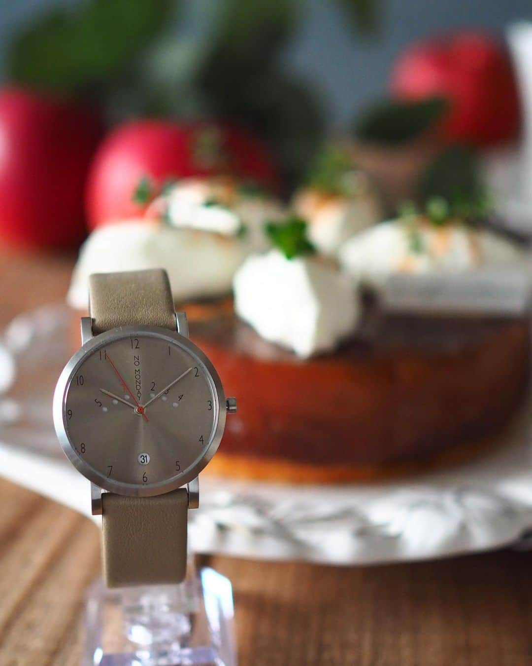 まりさんのインスタグラム写真 - (まりInstagram)「先日のタルトタタンのカット写真と共に#PR 投稿です。 . 一緒に映した素敵な腕時計は @nomonday_jp 様のHappy Weekend NM-57112 36mmです。 . 服がベージュ系が多いので、時計もベージュに😊 フェイスのゴールドがかったベージュのキラッと感がとても素敵です💕 .  クーポンコード: mari6jgの使用で10%offになりますので、良かったら使ってくださいね😊 . . .  #nomonday#ノーマンデー#腕時計#時計#手元倶楽部#タルトタタン#りんごケーキ #手作りお菓子#手作りスイーツ #tartetatin#お家カフェ#cotta#コッタ #手作りおやつ #wp_deli_japan#figs#figstart#foodstagram#lin_stagrammer#diningram#igersjp  #homemade#楽天room#楽天roomやってます #楽天roomに載せてます#おうちカフェ #cookingram」11月19日 21時09分 - mari6260707